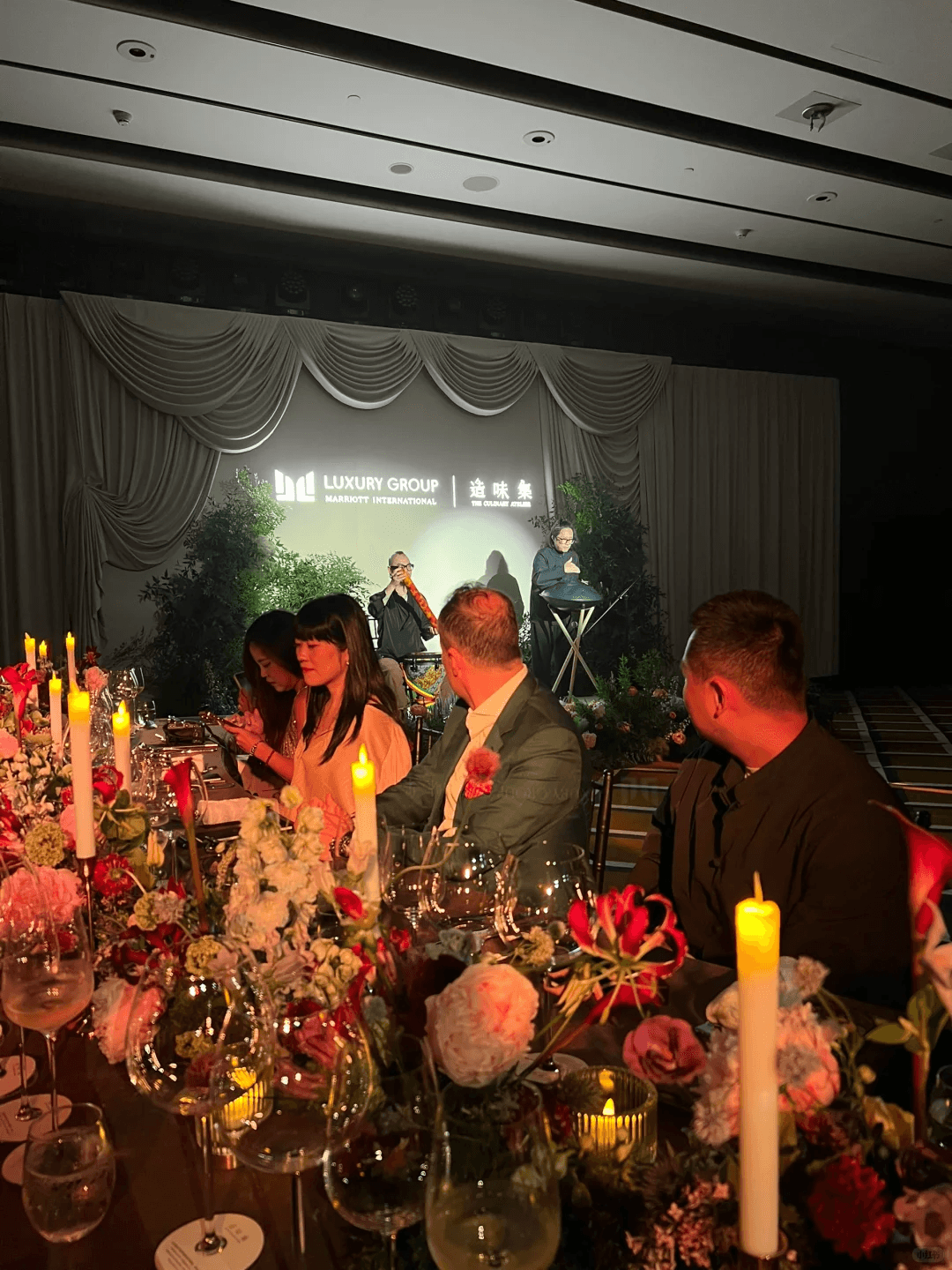 貓貓cafe 寵物友善餐廳 Modern pet retail store design with play area 貓裝潢設計師 寵物友善設計 寵物店工程設計 寵物零售店裝修 香港裝修工程 寵物傢俬訂製 Pet facility contractors in Hong Kong