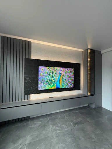 Сучасні меблі для вітальні: підвісна ТВ-тумба та декоративні стінові панелі з інтегрованою LED-підсвіткою. Виготовлення корпусних меблів на замовлення в Києві від компанії KAMOD.