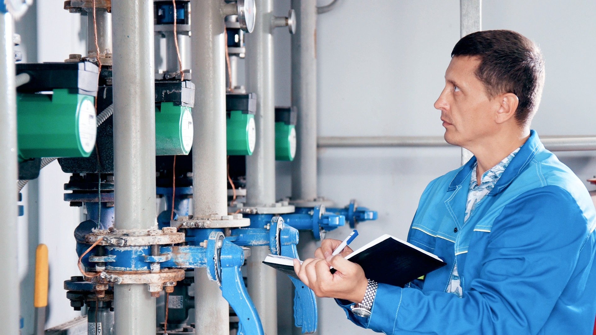 Person liest Werte von Anzeigen ab