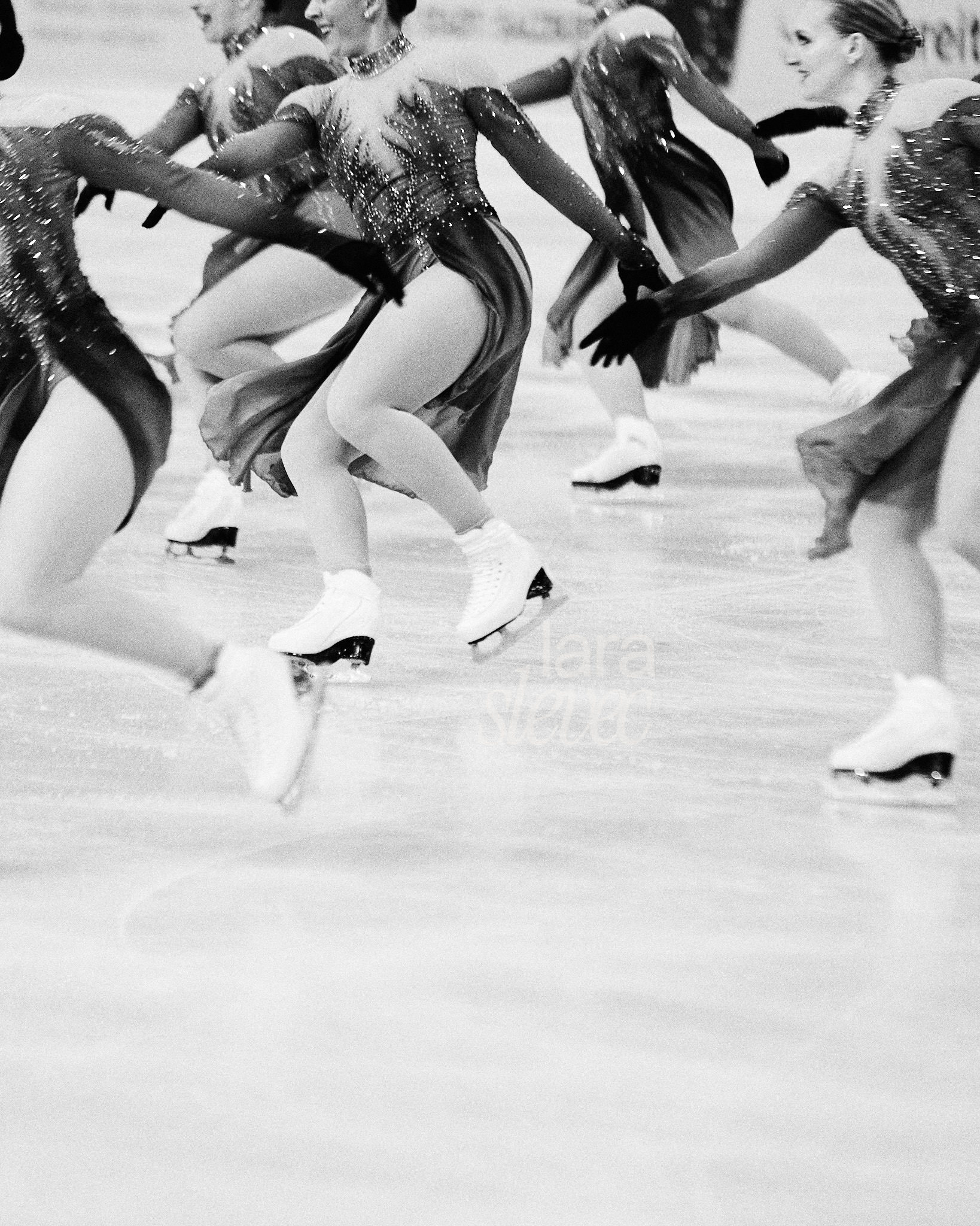 Synchron Eiskunstläuferinnen des Teams Haydenettes Senior aus New York. Schwarz-Weiss. Fotografiert von Lara Slevec.