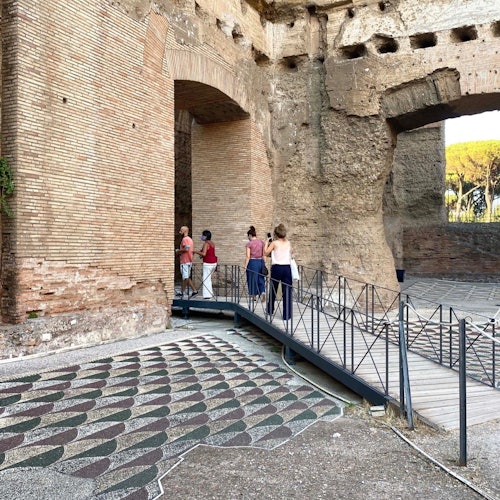 与游客一起游览卡拉卡拉浴场