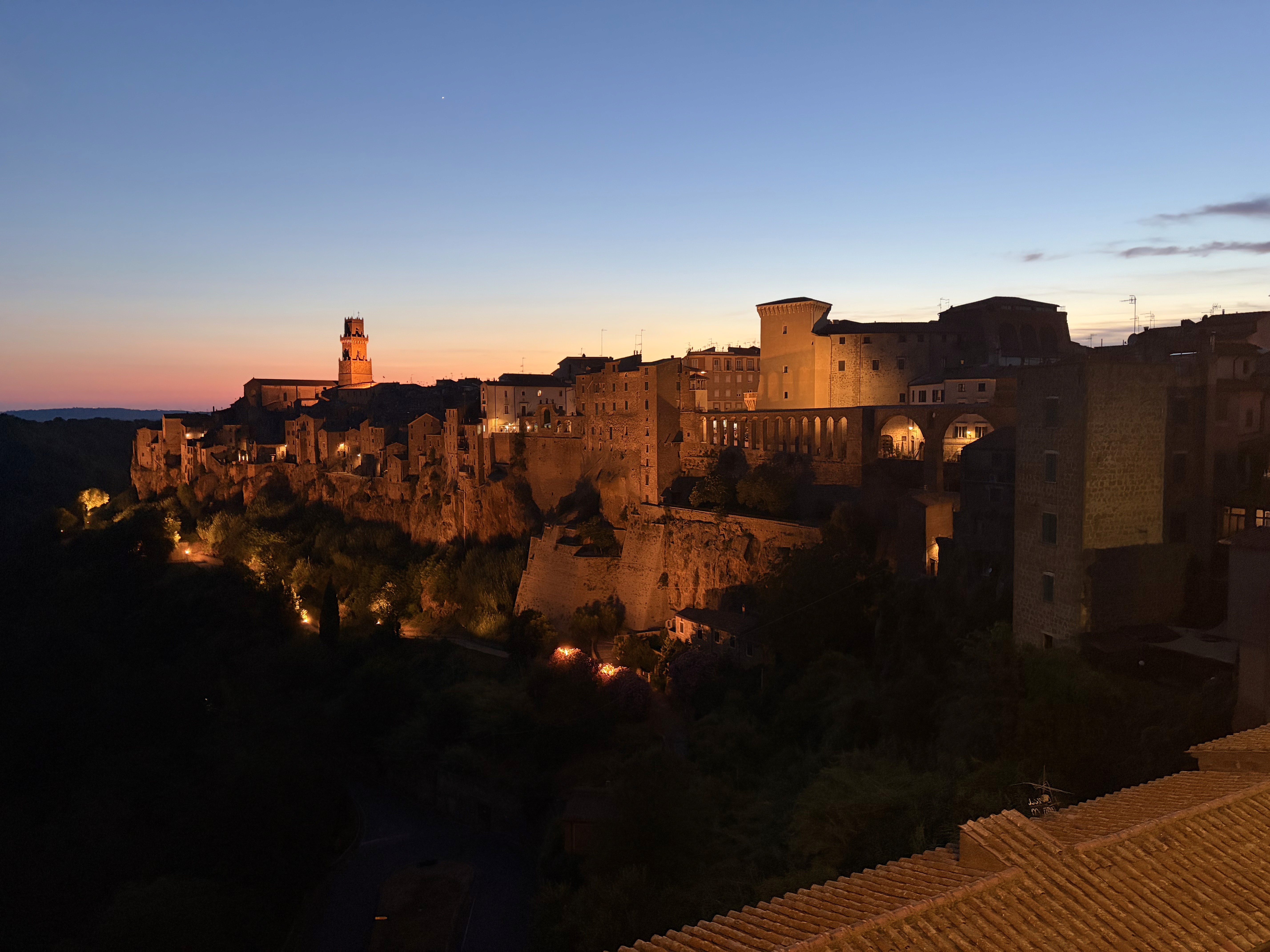Pitigliano illuminata al tramonto con le arcate dell'acquedotto mediceo, borgo del tufo in Maremma Toscana, provincia di Grosseto