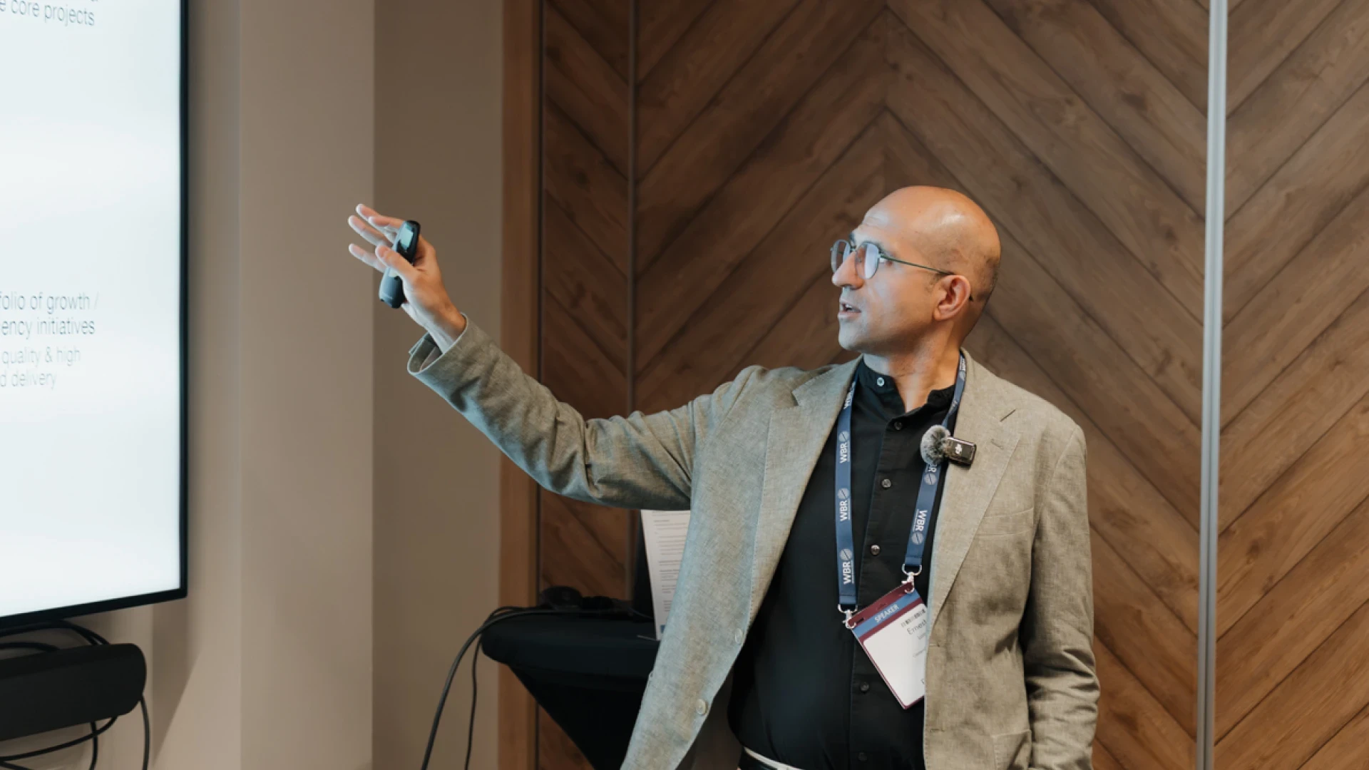 Ernesto talking in front of an audience about cintngent programs