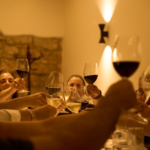 在巴塞罗那的埃尔博恩最好的餐饮场所之一举杯庆祝。