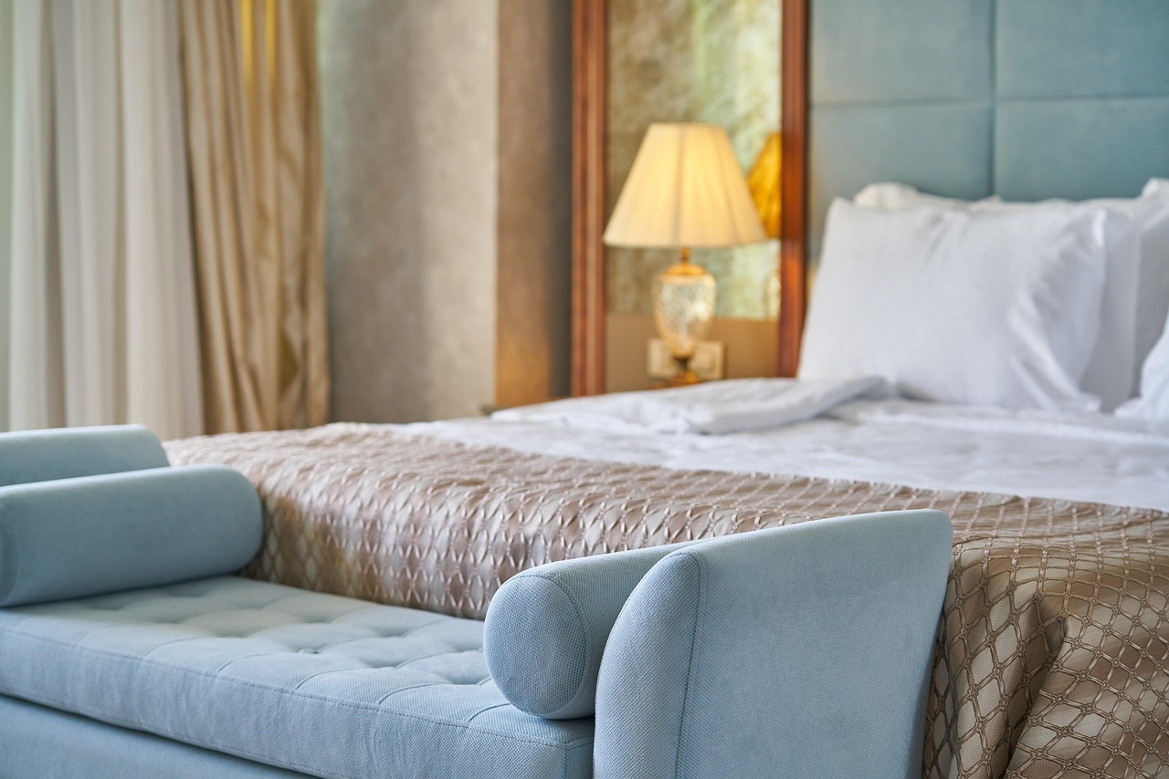 bed,-hotel,-luxurious,-bedroom,-hotel-room,-relax,-vacation,-hotel,-hotel,-hotel - engin_akyurt (pixabay)