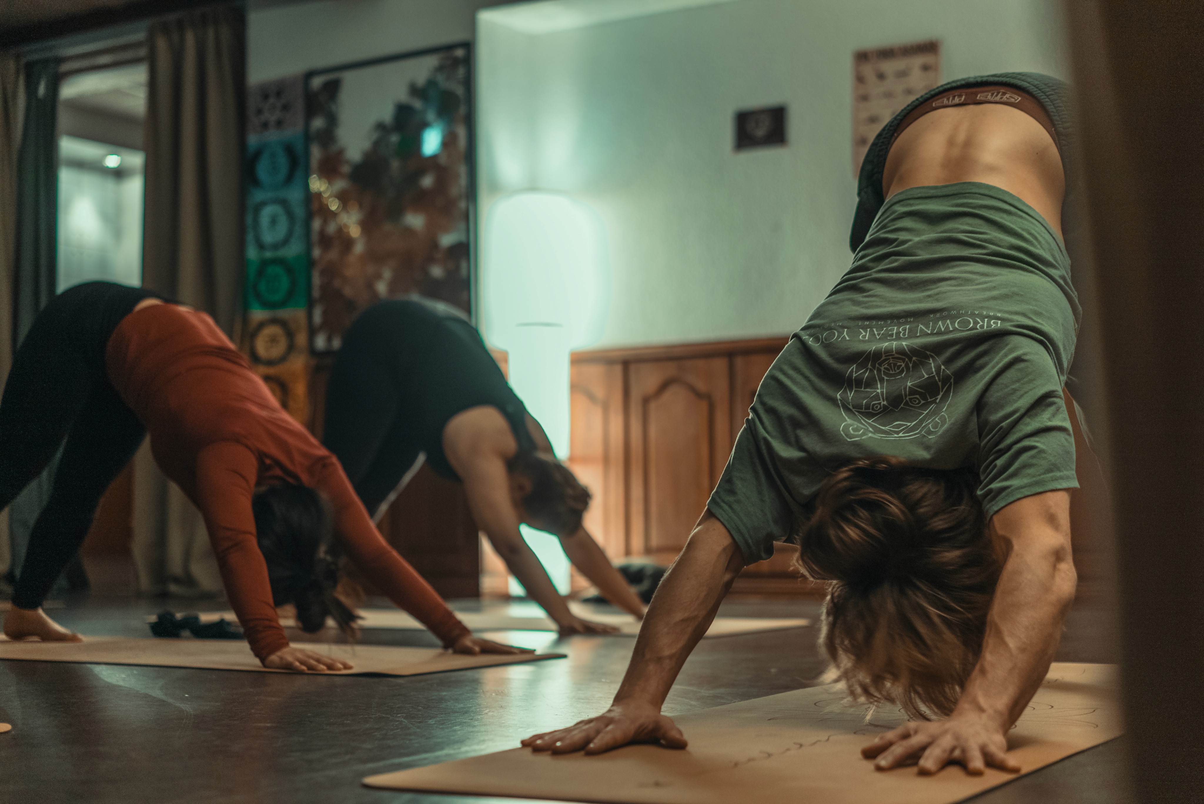 Människor utövar yoga i en mysig yogastudio