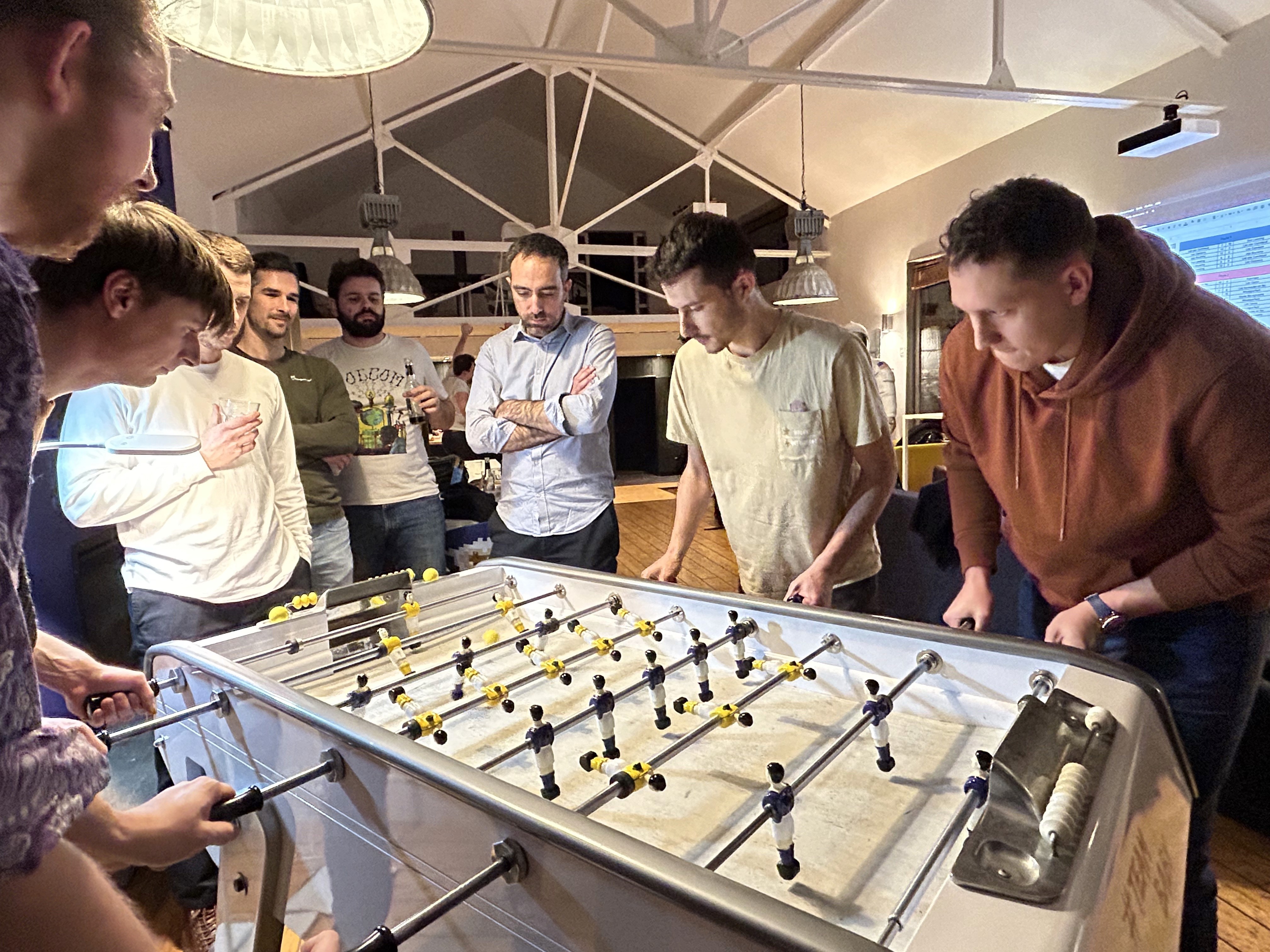groupe de personnes qui joue au babyfoot