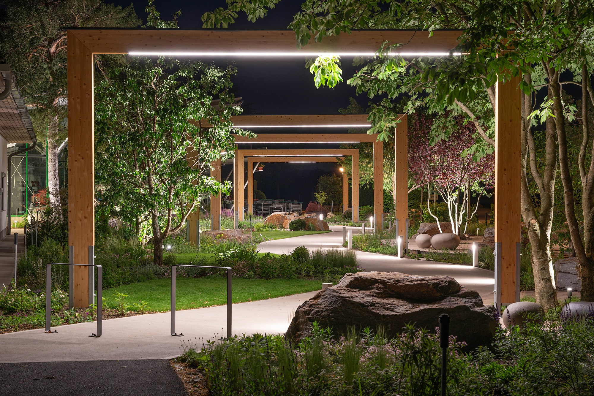 Beleuchteter Gartenweg mit Holzrahmen bei Nacht von Praskac.