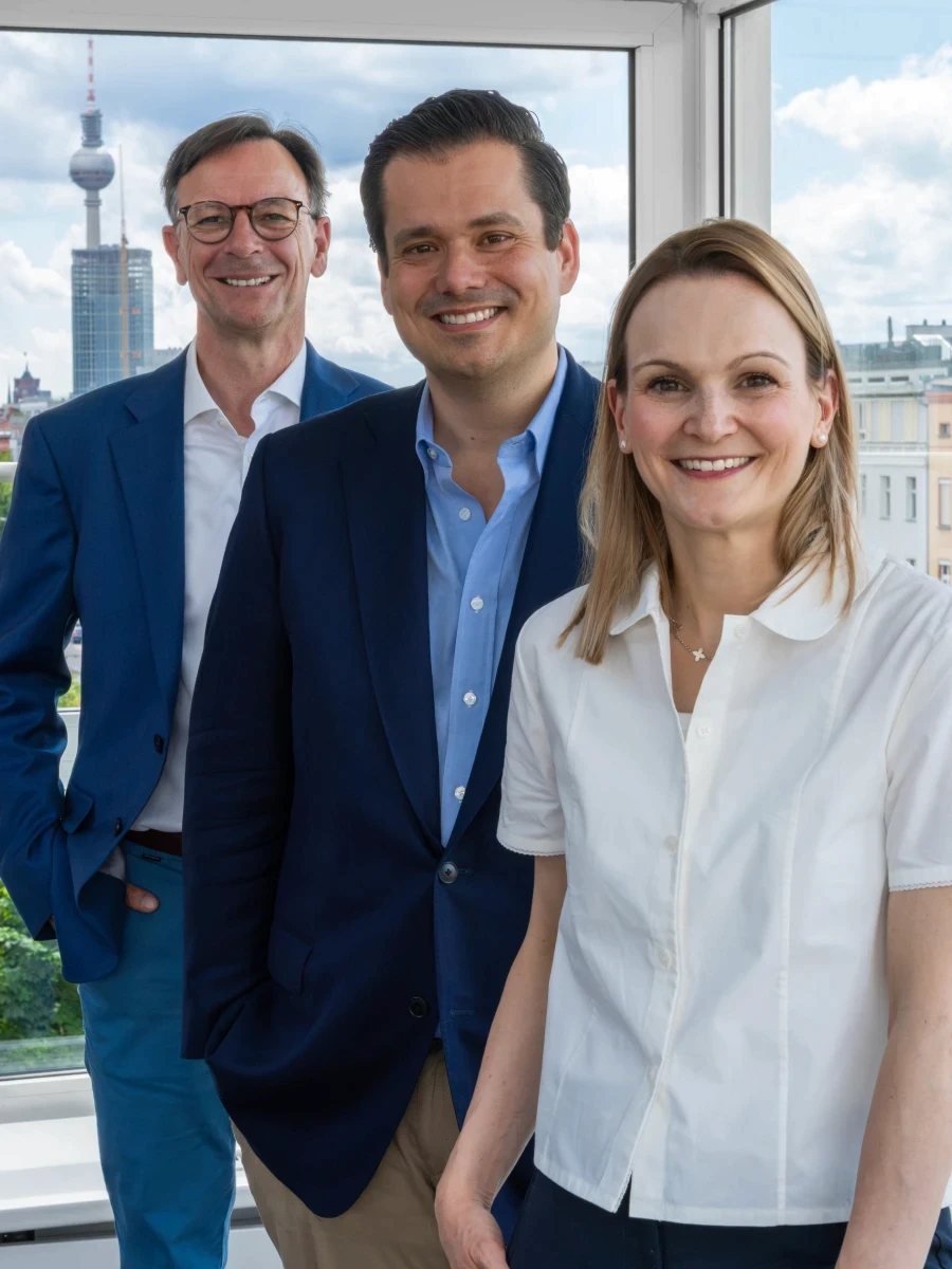 Drei Mitarbeitende der GJP Steuerberatung im Büro in Berlin