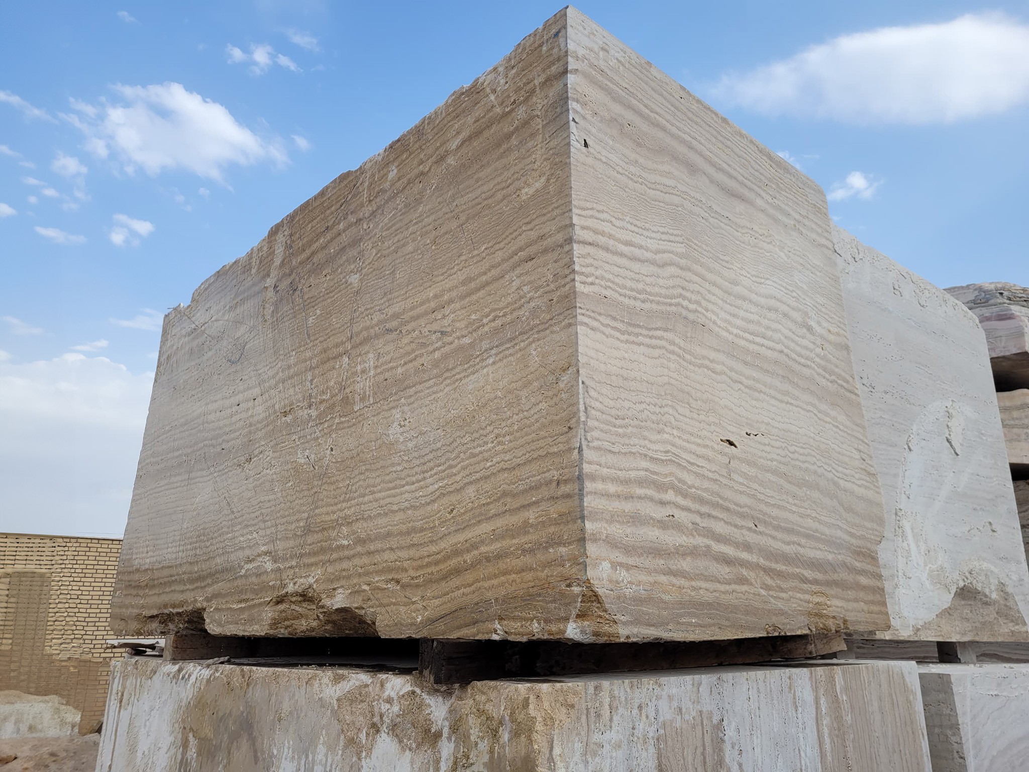 Travertin Natursteinblock im Steinbruch für Innen- und Außenbereich