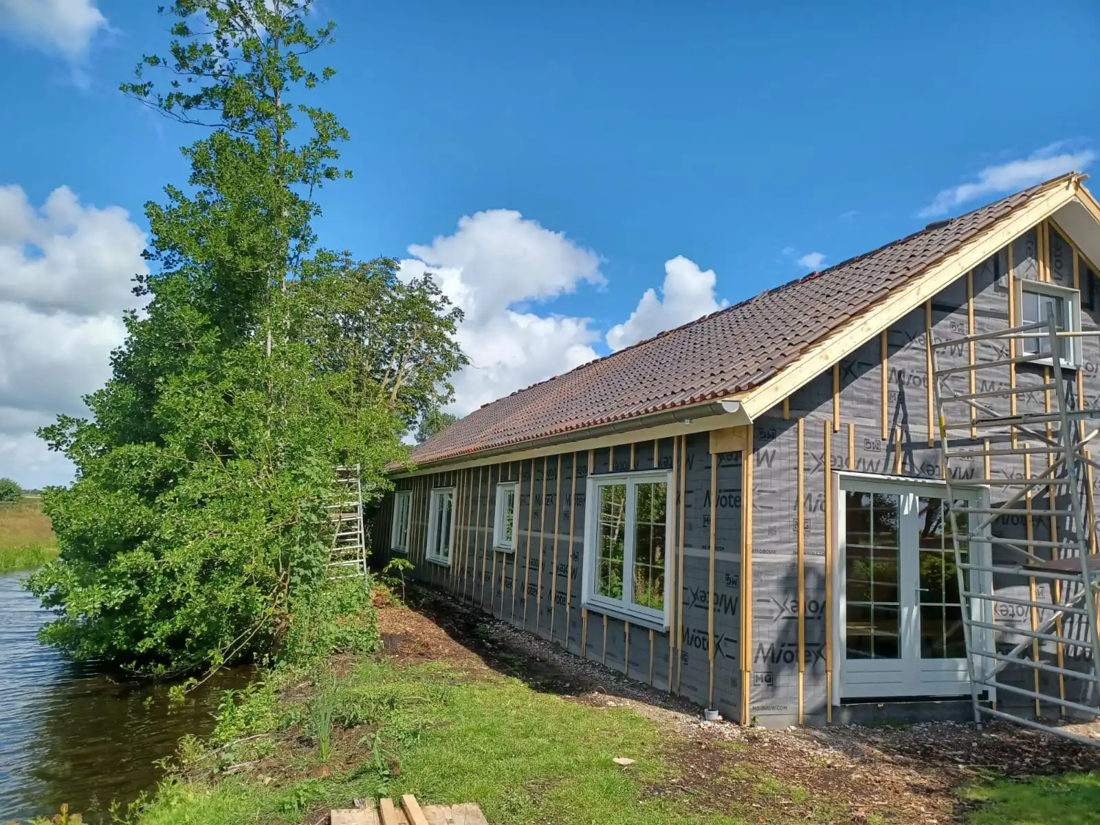 Nieuwe duurzame dakgoot aan woning