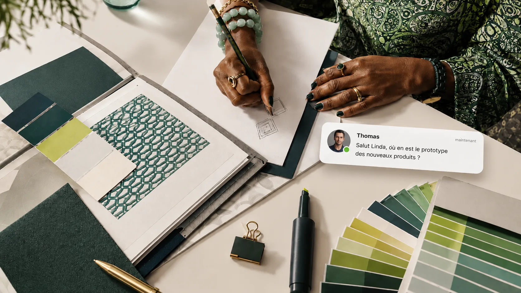 Responsable marketing travaillant sur sa stratégie d’acquisition numérique