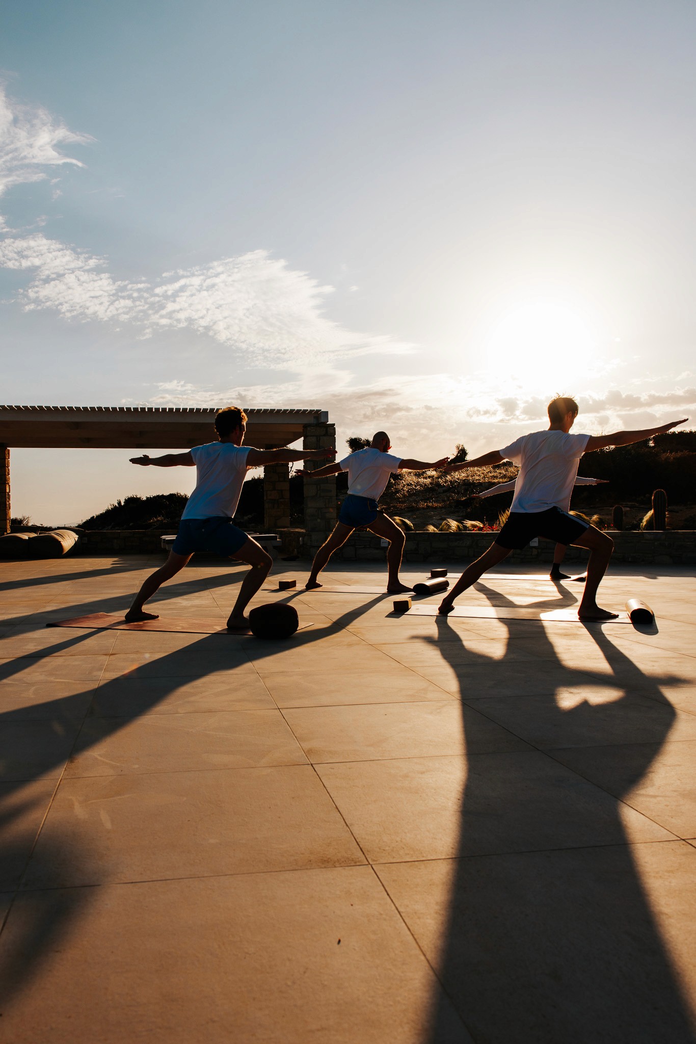 Sonnenaufgangs-Yoga auf der Terrasse mit Bergblick – Wellness & Entspannung in der Luxusvilla auf Kreta