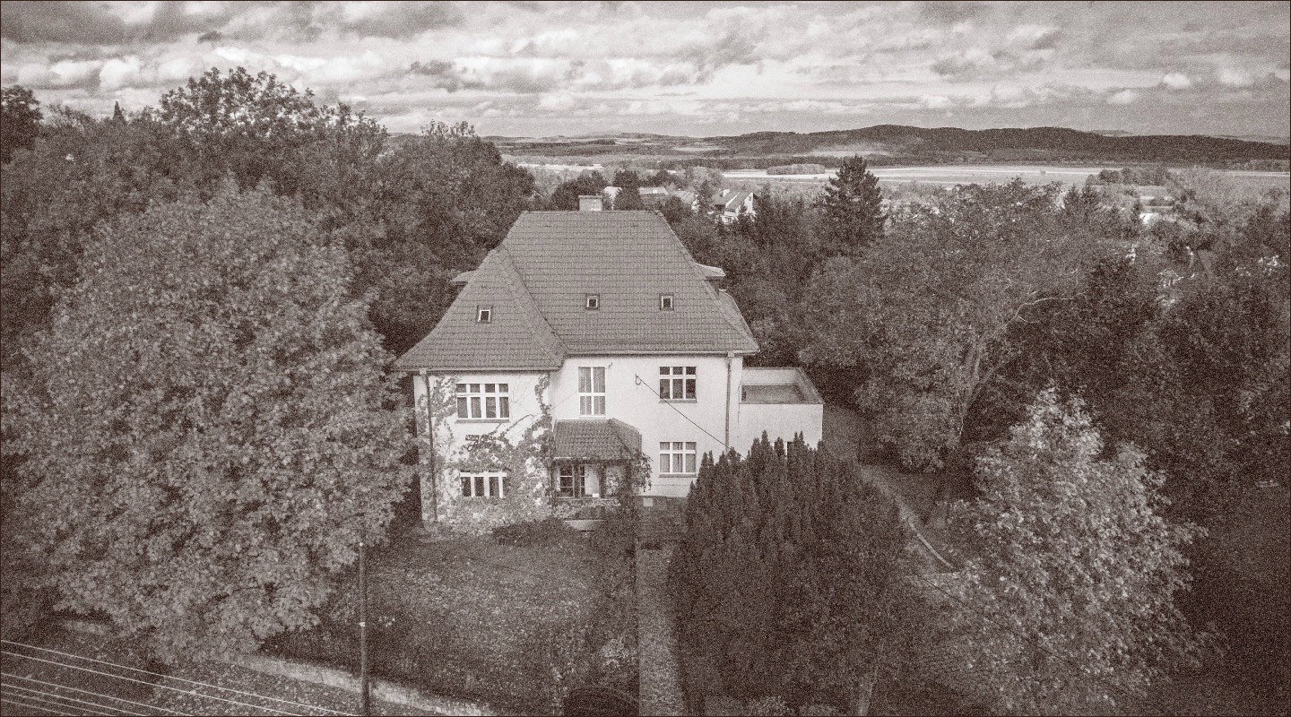 Hotel Villa Stara Apteka w Srebrnej Górze widziana z góry. Dom z historią otoczony zielenią i górami.