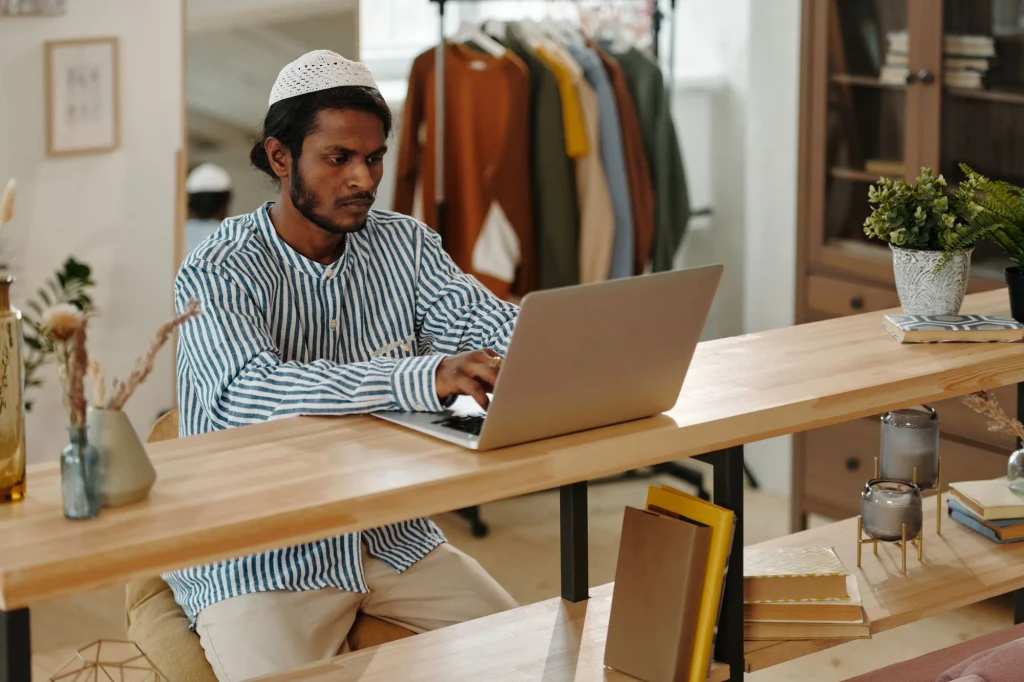 Assistant commercial préparant un devis sur son ordinateur portable
