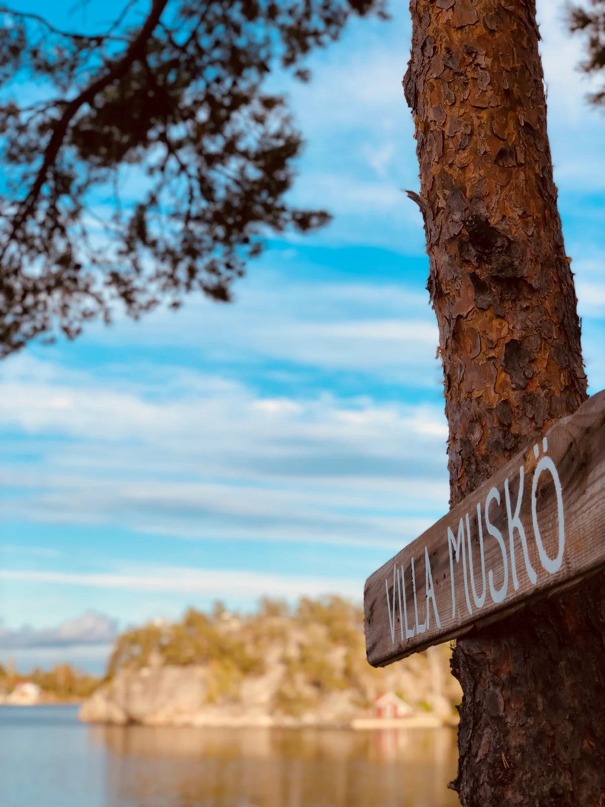 Villa Muskös skylt vid vattnet