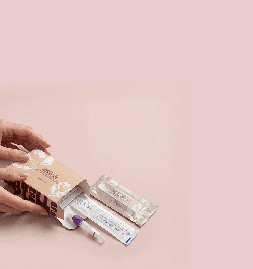 Kit d’auto-test vaginal Santelle à domicile, permettant l’analyse de 6 biomarqueurs pour dépister les déséquilibres et infections vaginales, avec écouvillon stérile et tube de prélèvement sur fond rose.