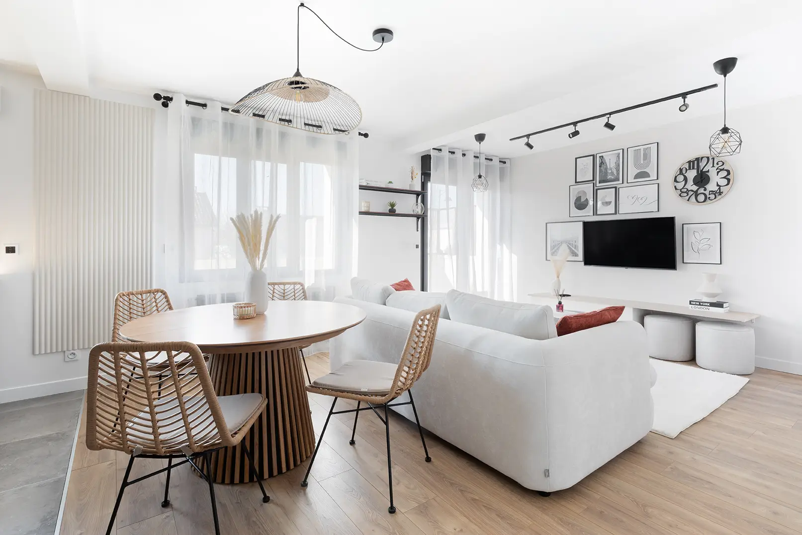 Un intérieur moderne et lumineux avec un canapé blanc et une table en bois.