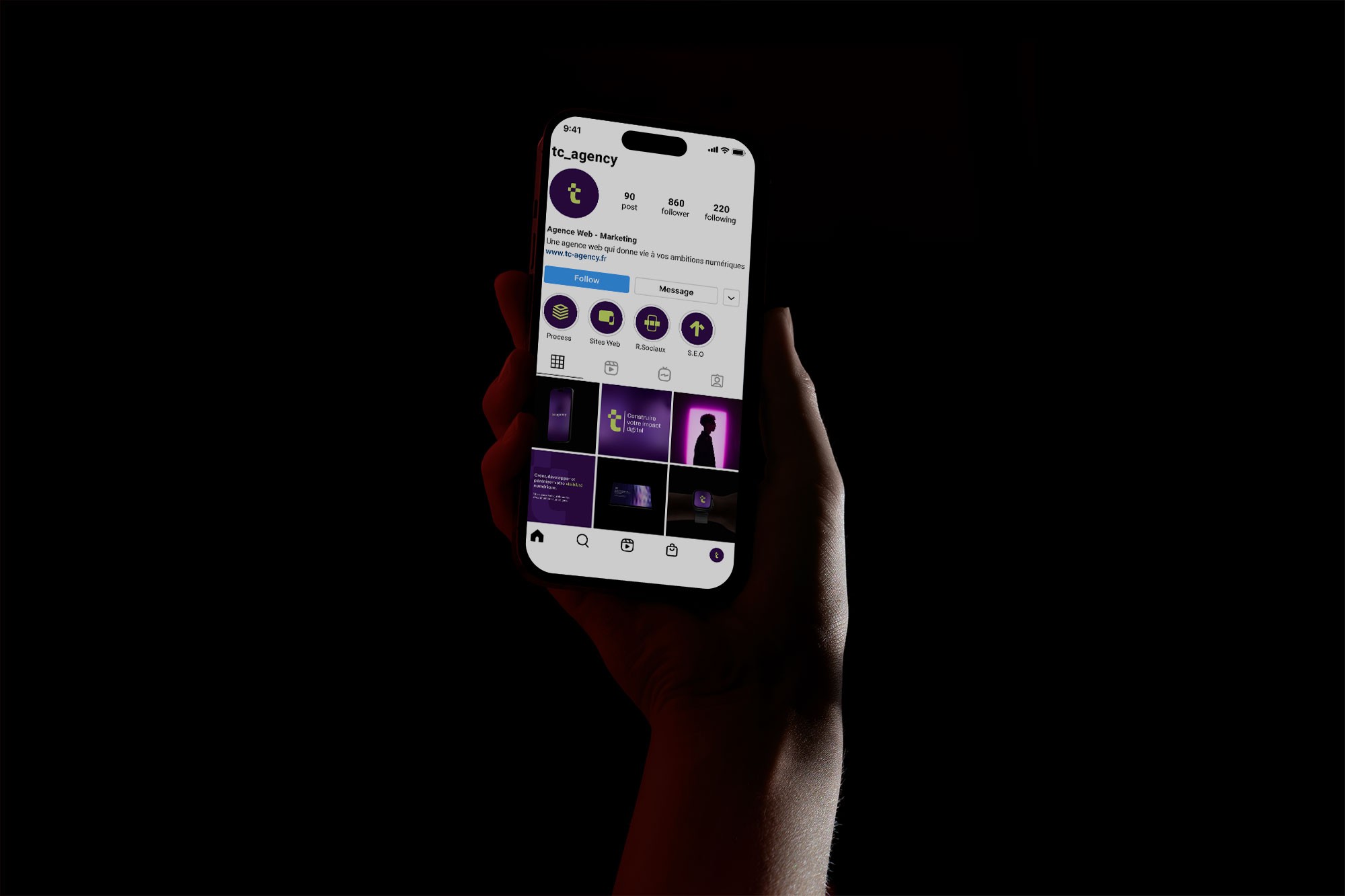 Identité visuelle de TC Agency, compte instagram sur téléphone tenu par une main