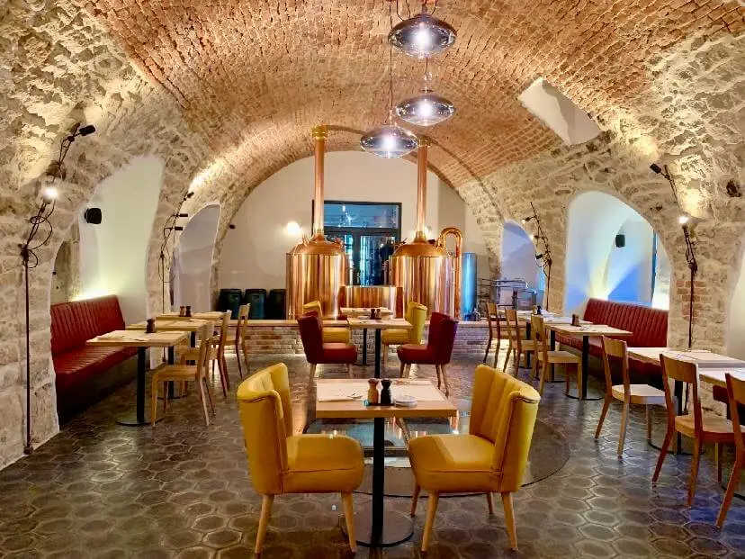 Osvětlení v restauraci