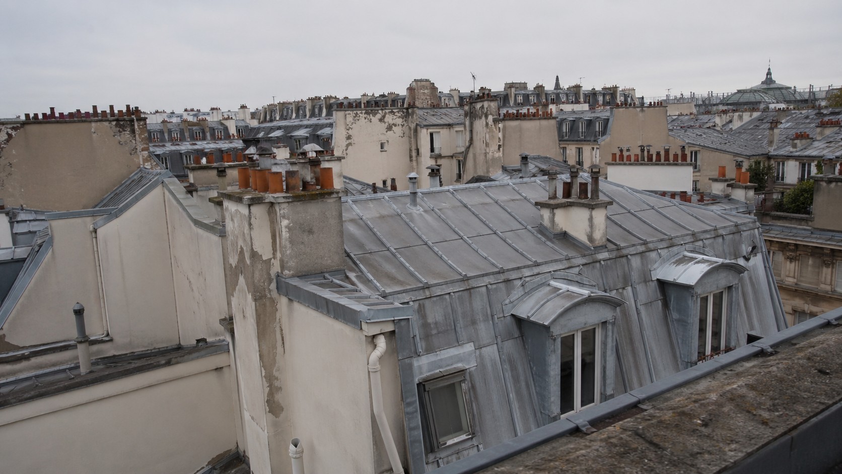 toiture_parisienne_zinc_vue_sur_les_toits_de_paris