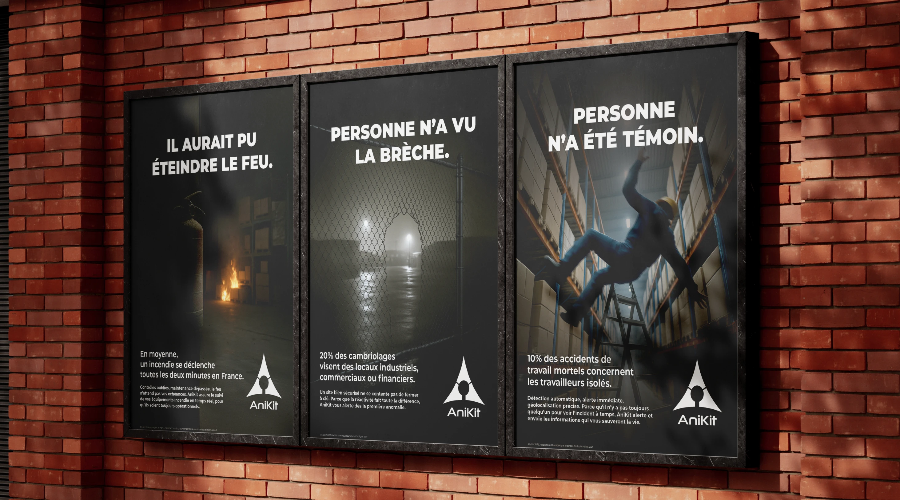 Série d'affiches AniKit sur un mur en briques, illustrant la sécurité au travail et la prévention incendie. Direction artistique réalisée à Toulouse.