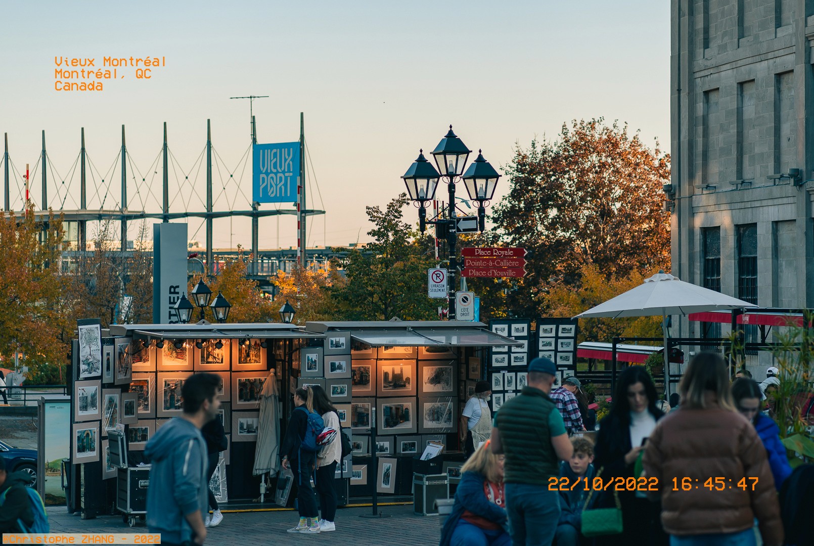 Ambiance chaleureuse au Vieux-Port avec marché artistique de rue.