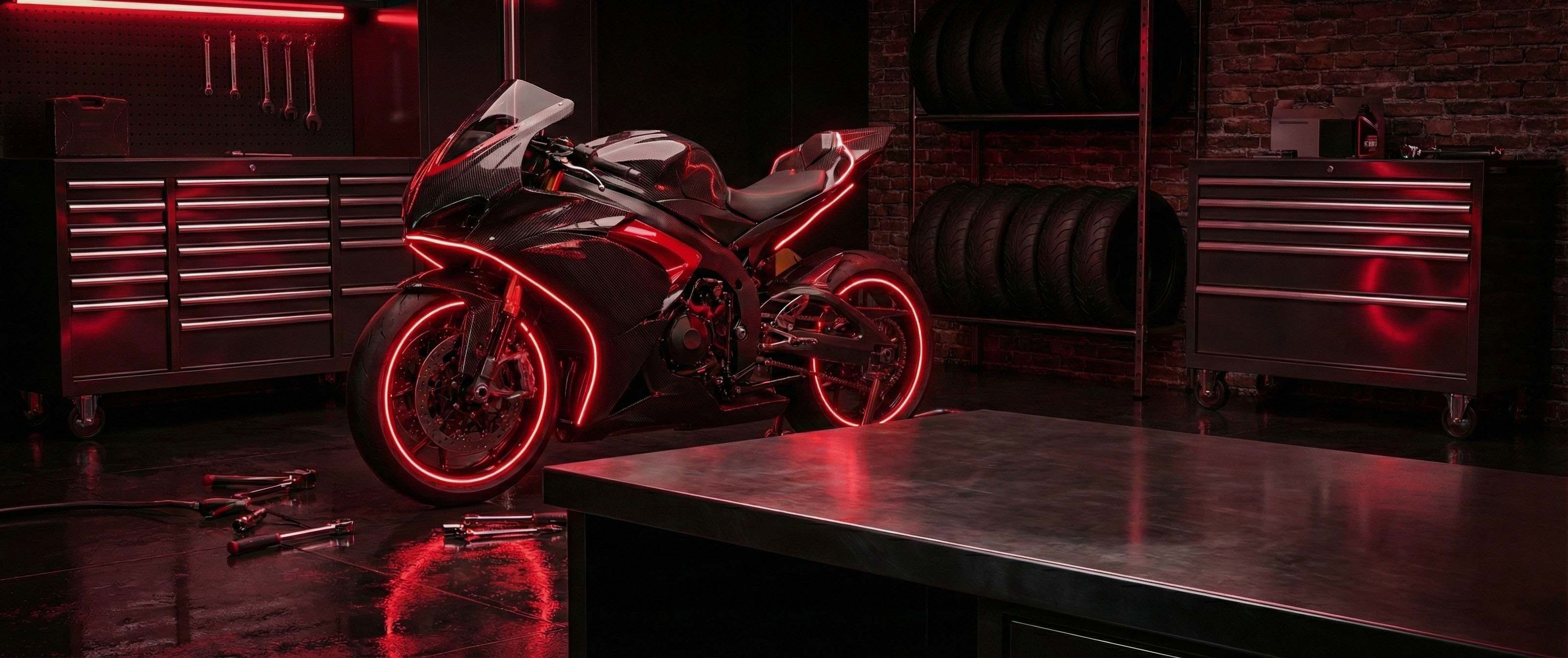 Primo piano della trasmissione di una moto con motore rosso lucidato, catena dorata e corona posteriore in un'officina