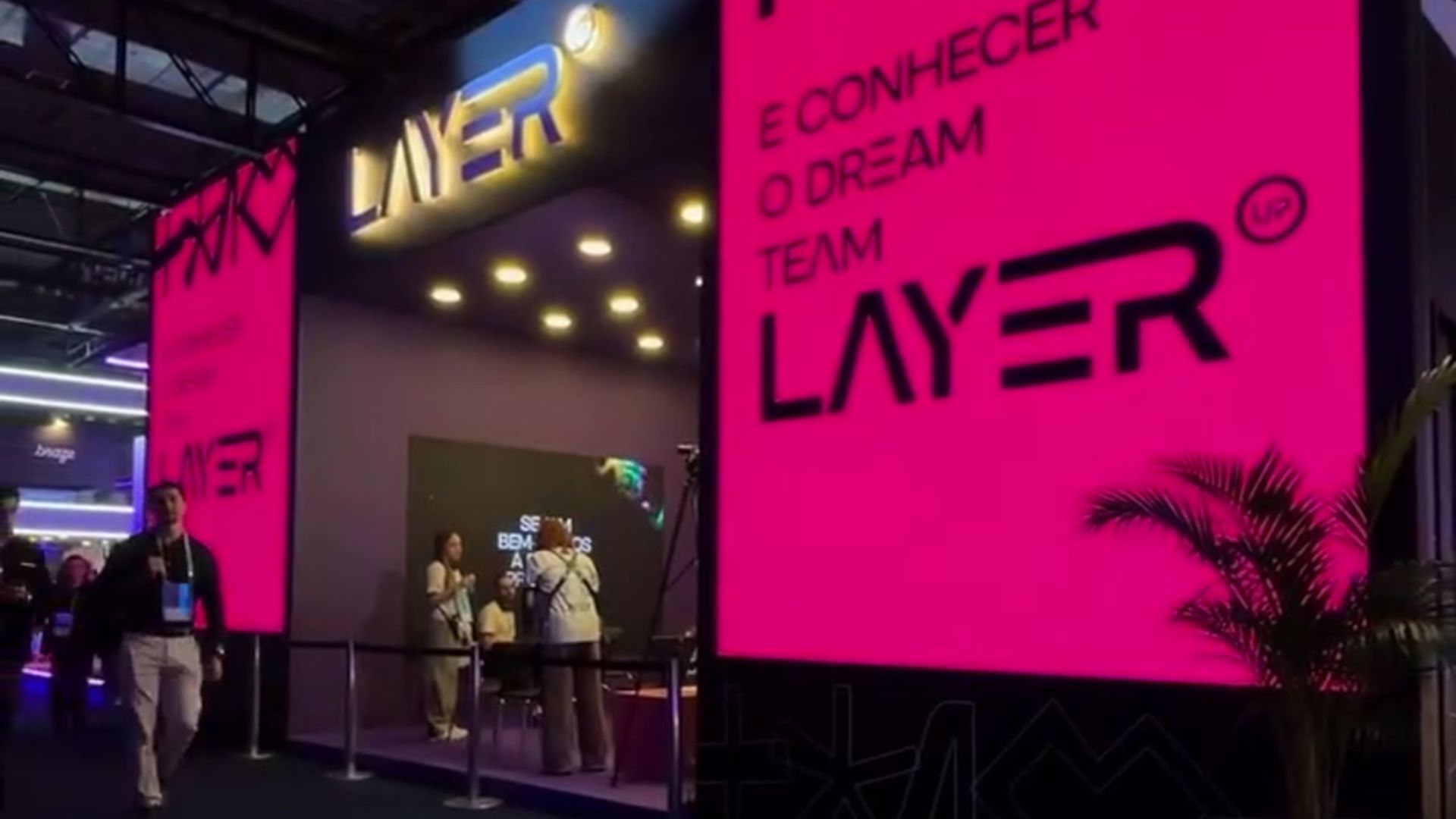 Layer Up transforma estande em hub vivo de Marketing no CMO Summit