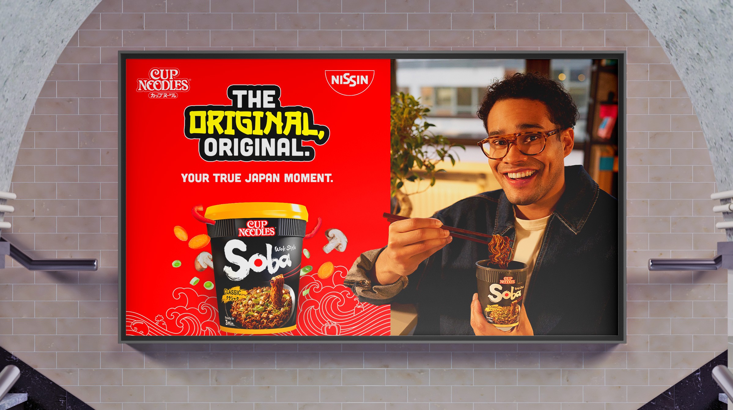 Panorama alieno con lunga strada su cui si muove FIAT Pandina, è fra nuvole ed edifici tondeggianti e allungati 