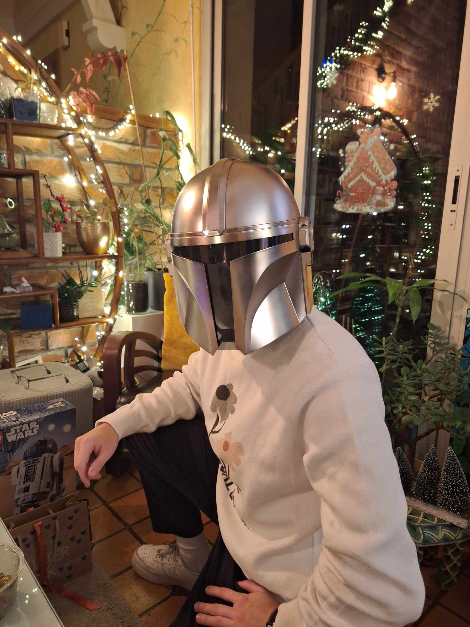 Person with light blue shirt looks to his right side