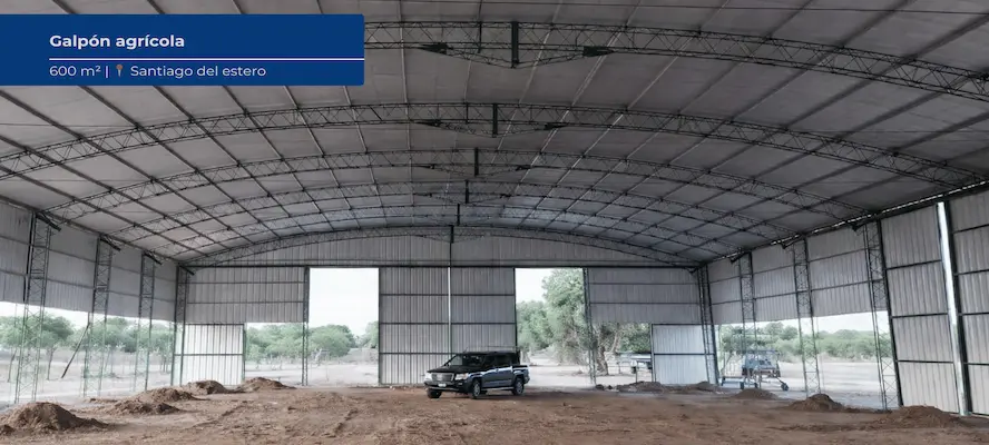 Galpón logístico metálico 15x30 m para depósito industrial con estructura de acero en Santiago del Estero, nave logística para almacenamiento.