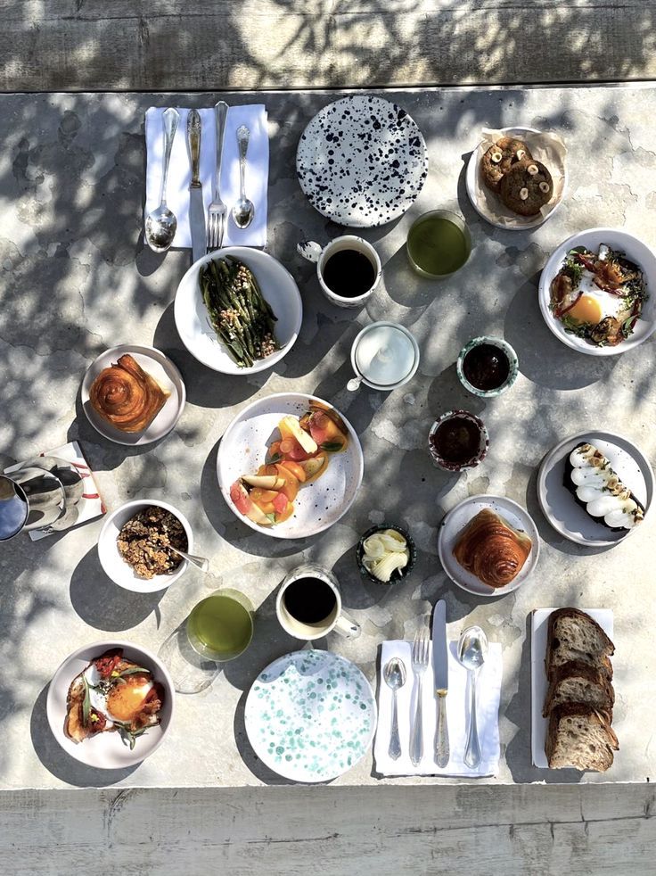 Alfresco dinner durinf retreat in a Tenuta in Puglia