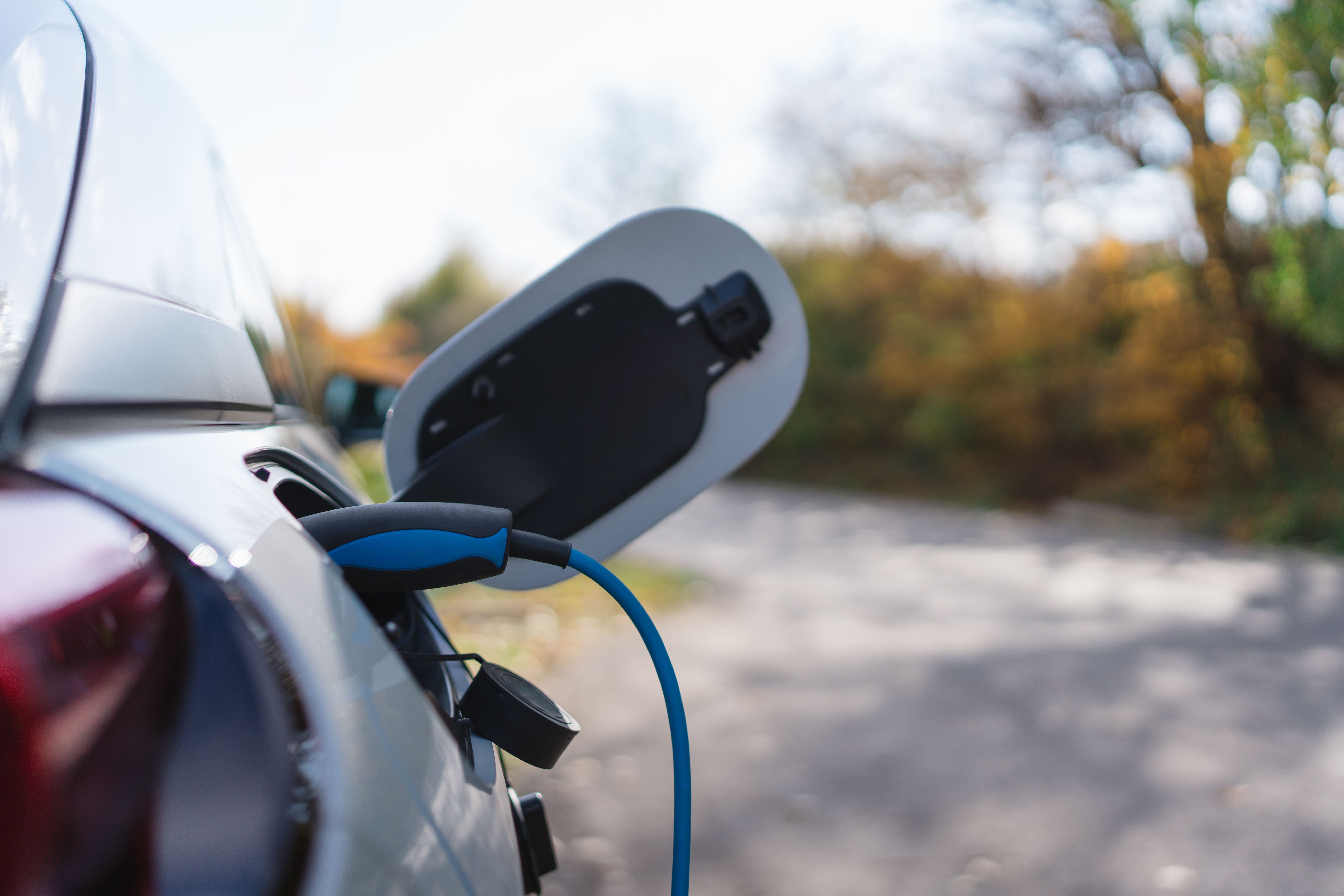 voiture-électrique-en-charge