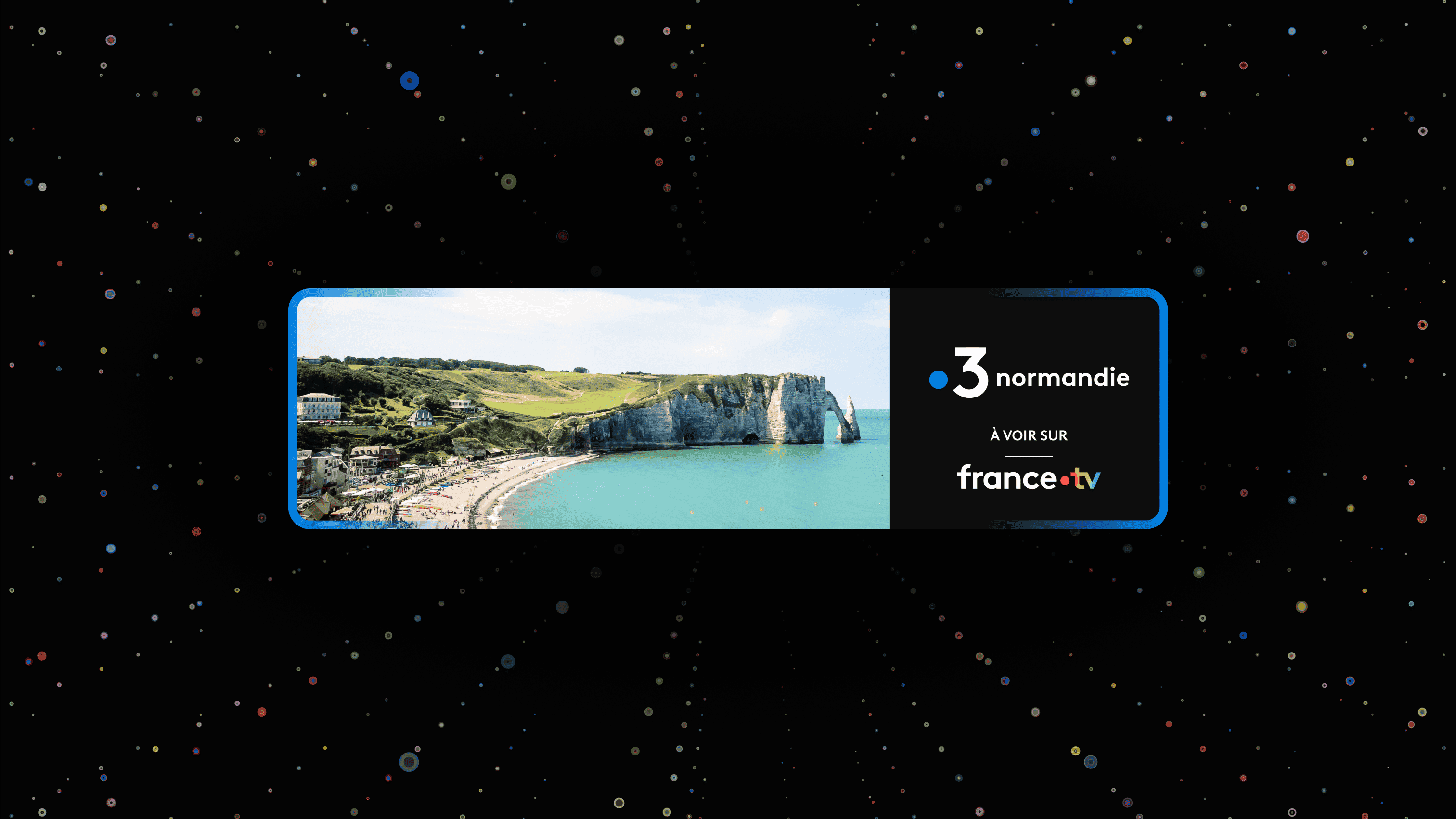 Exemple de post pour les réseaux sociaux du média musical TopLine, portant le titre 'CES SONS TROP SOUS-CÔTÉS'. L'image est une composition graphique audacieuse : au premier plan, une artiste ou influenceuse (vue dans les visuels précédents) portant un bonnet en fourrure noire et des bijoux dorés, posant de manière stylisée sur une voiture en extérieur. Le titre du contenu est en typographie percutante, en blanc et orange vif. En arrière-plan, un graphique blanc minimaliste en forme de barres de son vient illustrer le thème. Le post est destiné à générer de l'engagement et du contenu sur le rap/musique urbaine pour les réseaux sociaux de TopLine, démontrant l'expertise de Nux-Studio en graphisme et stratégie de contenu social.