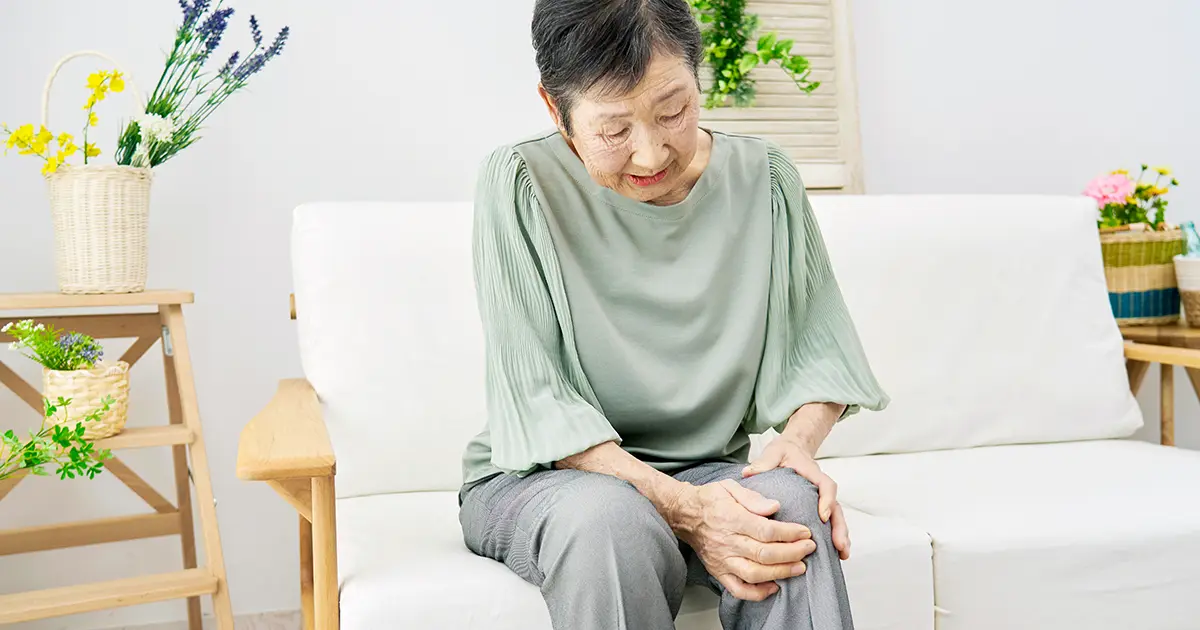 Illustration of a woman who has been healed from wear and tear in the left knee.