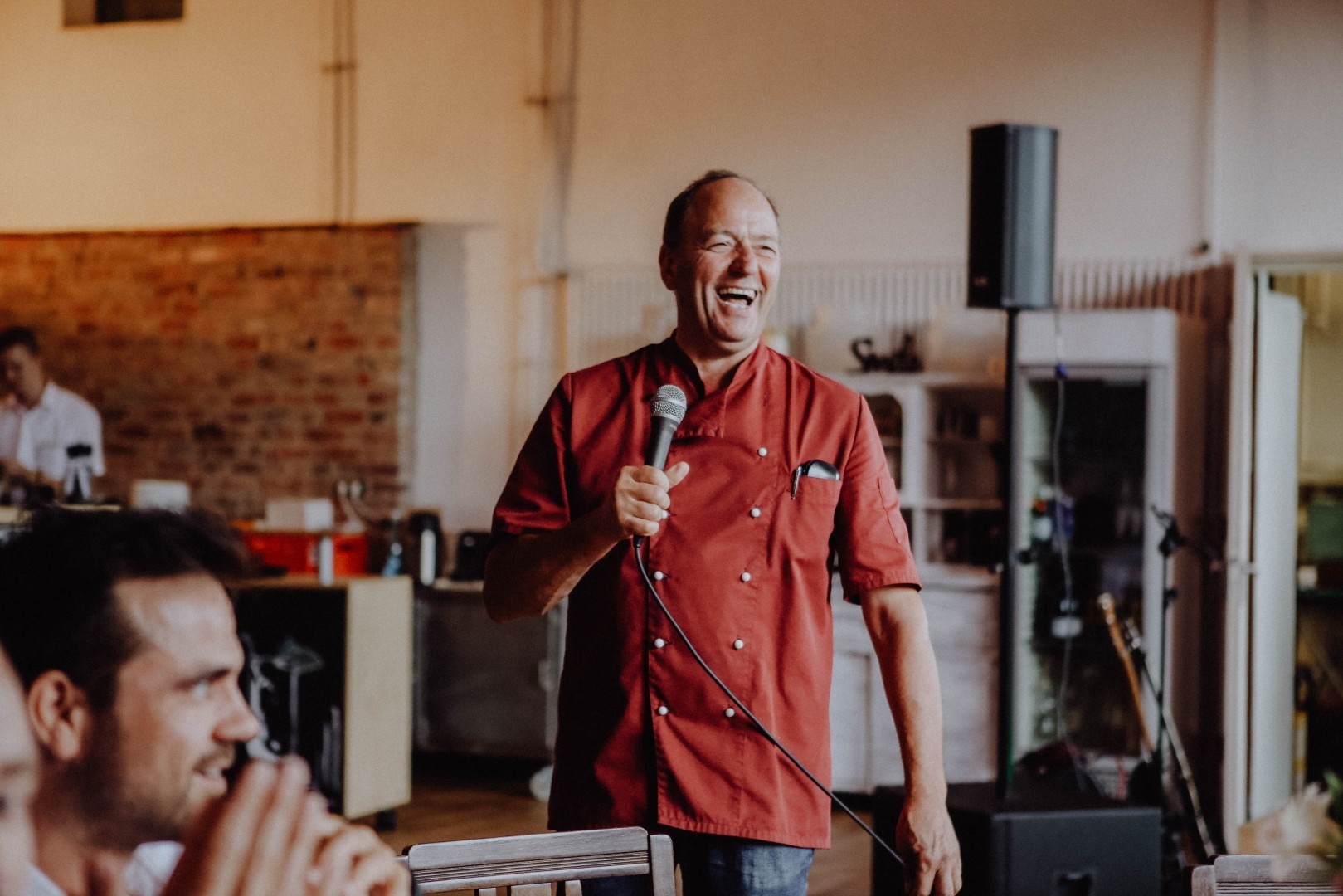 Mann hält Hochzeitsrede