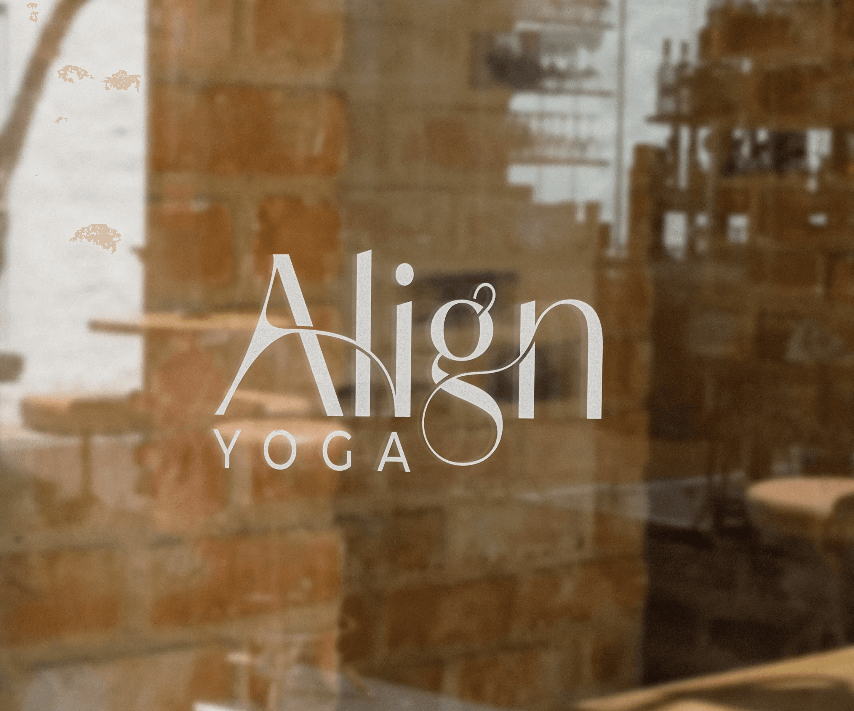 Logo Align Yoga collé sur une vitre d'un magasin