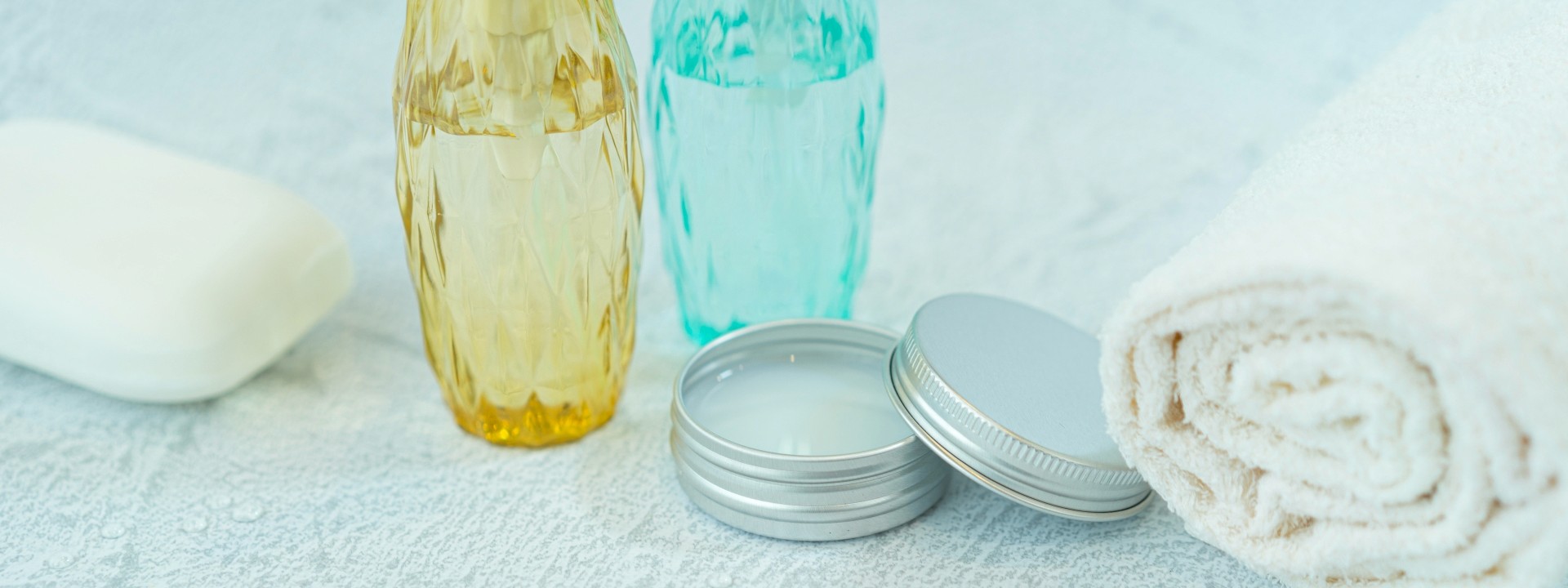 様々な化粧品が並んでいる画像