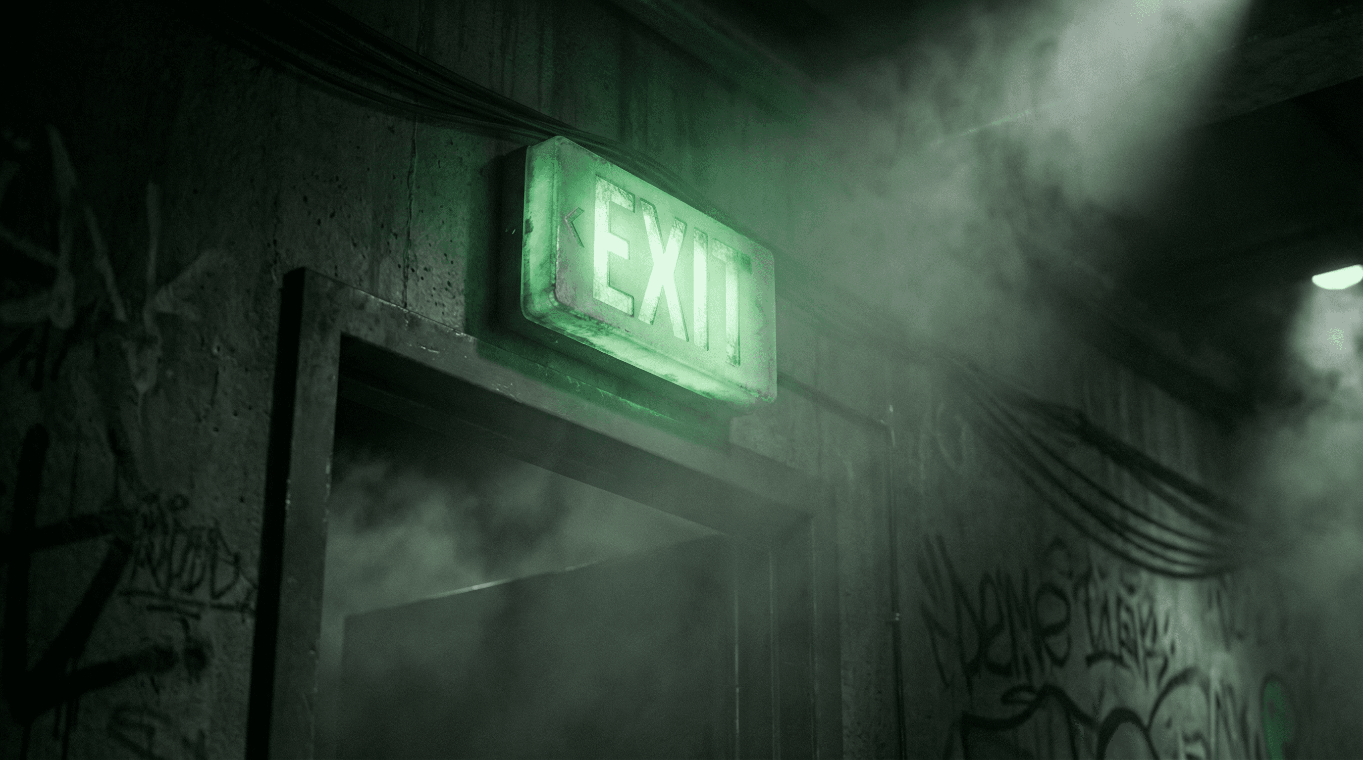 Panneau sortie de secours éclairé dans un établissement de nuit à Genève