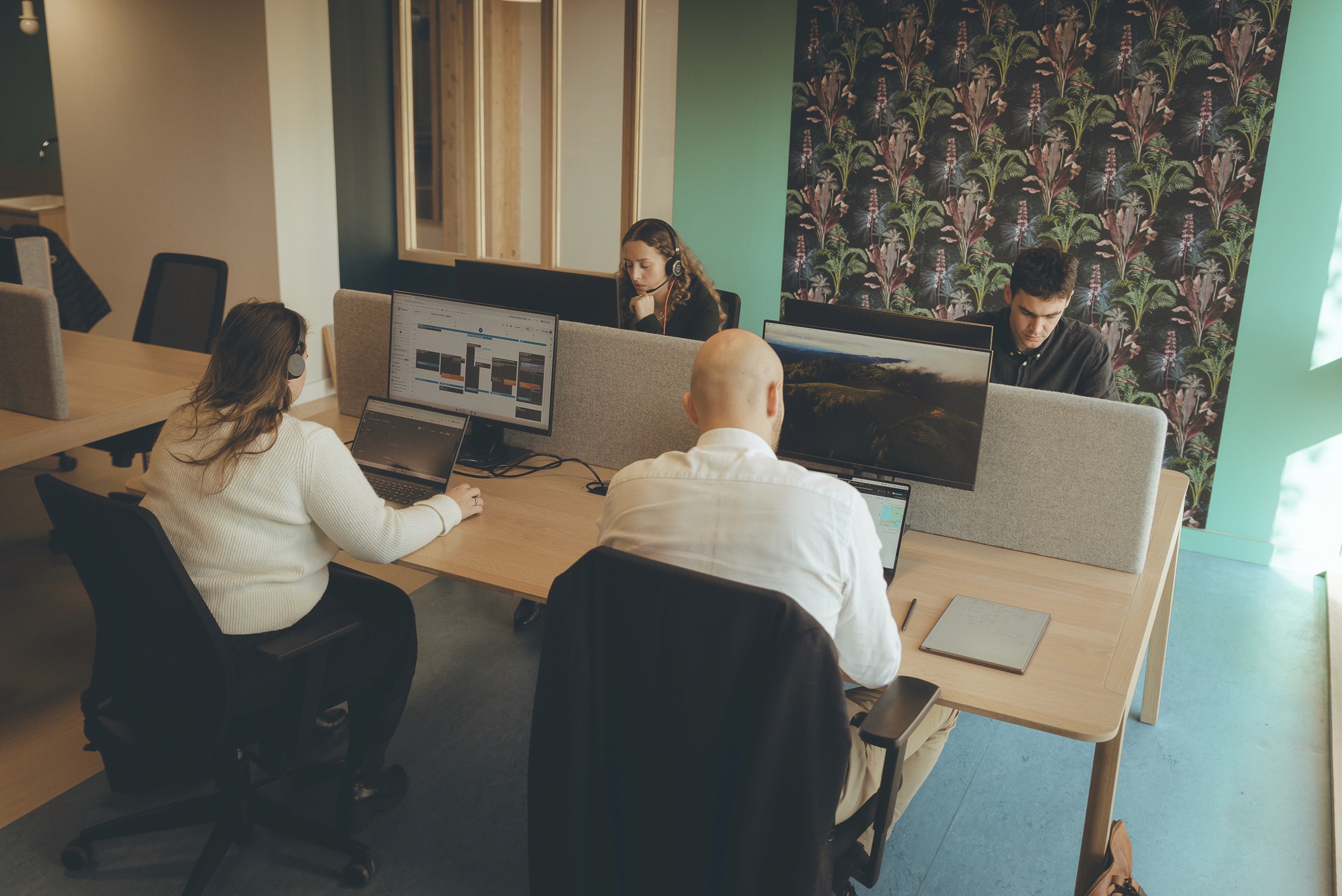 Commerciaux prospectant des clients dans un bureau