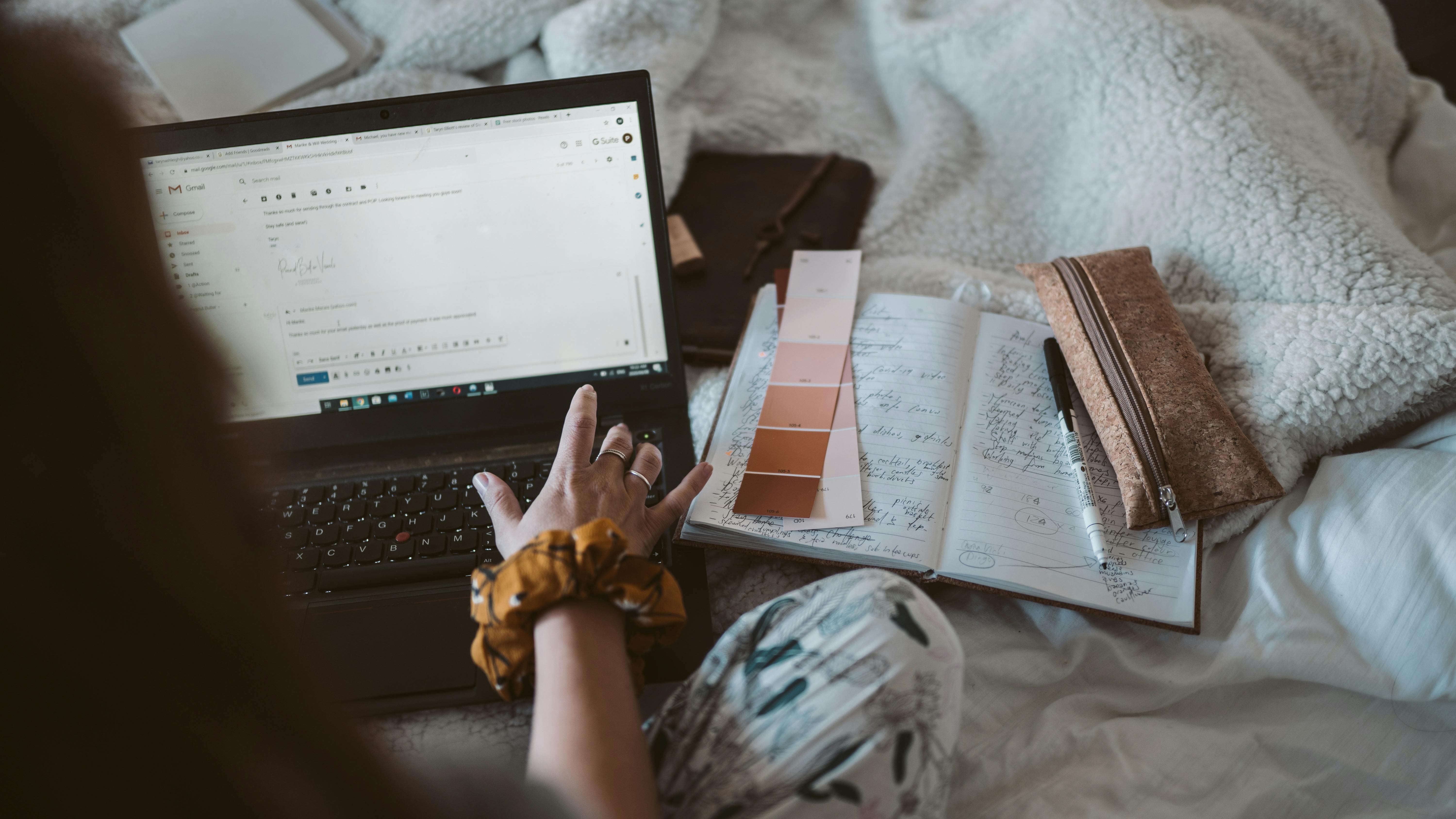 Woman writing cold email with the right cold email length