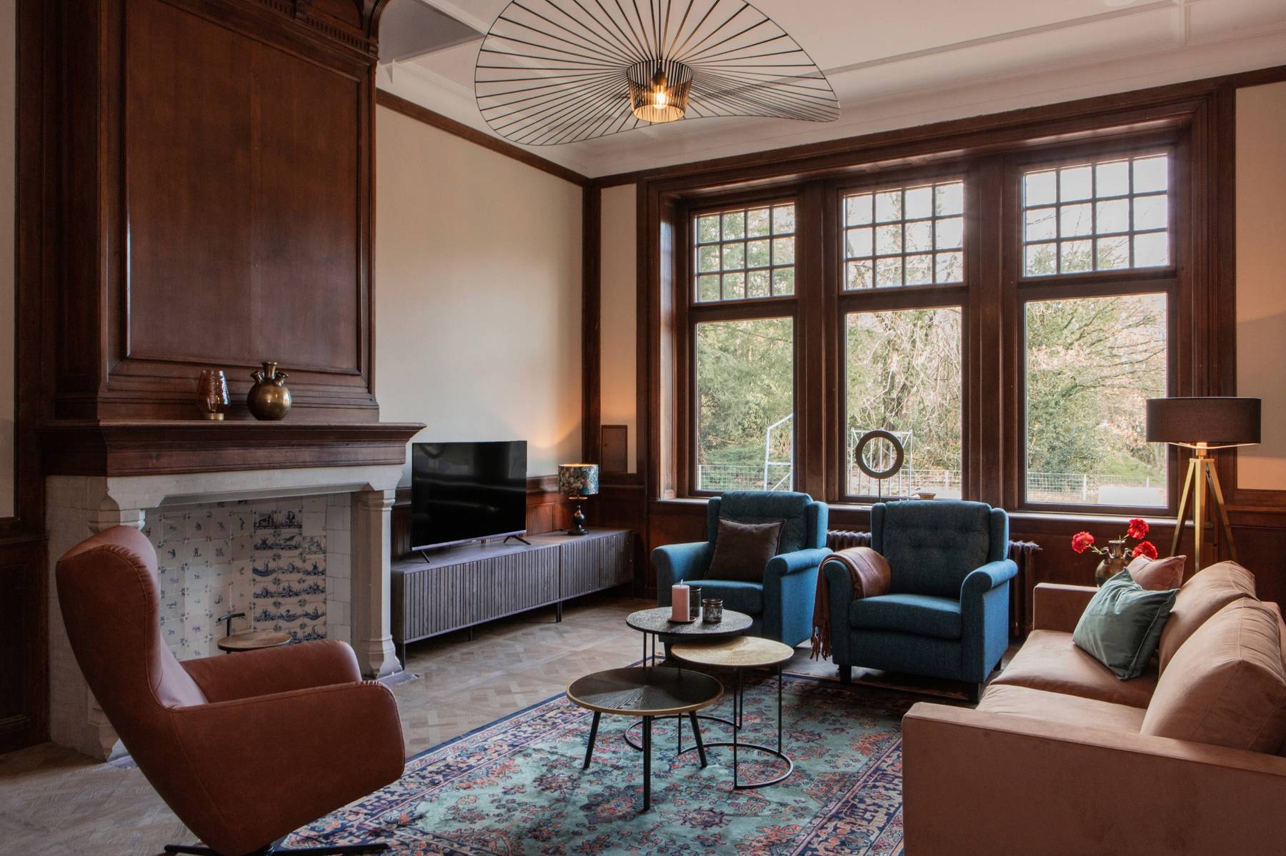 woonkamer in klooster met oude schouw en nieuwe meubels