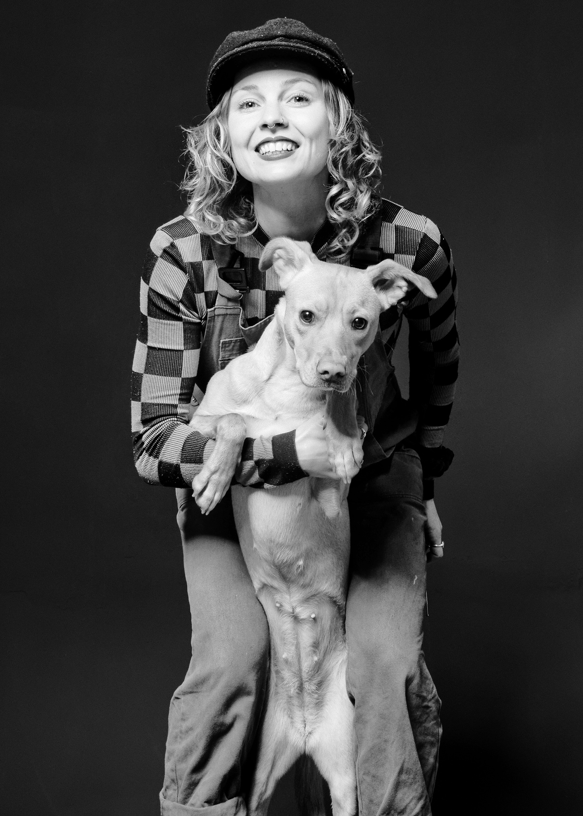 Frau, die einen Hund hält