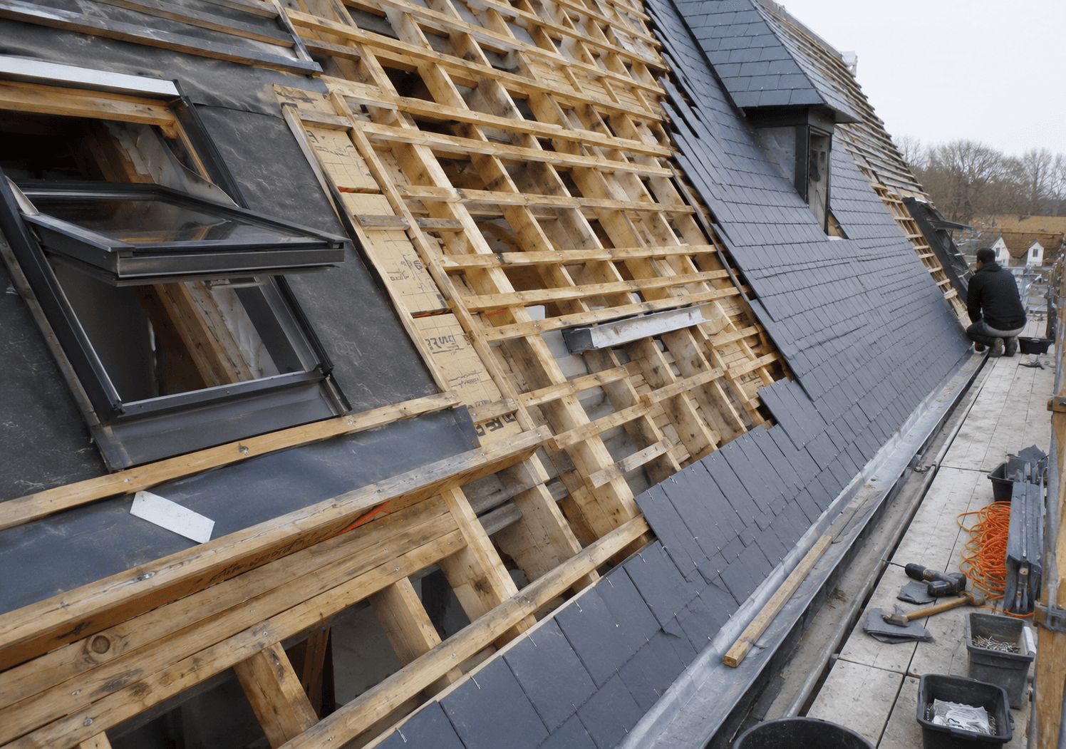 Rénovation de toiture en Belgique avec structure bois, isolation et pose d’ardoises visibles