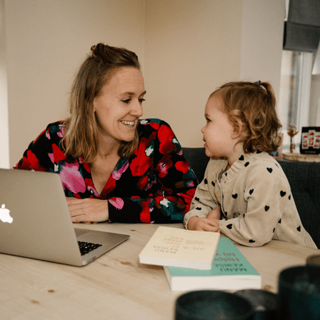 Audrey Vaesen met haar dochter aan haar bureau