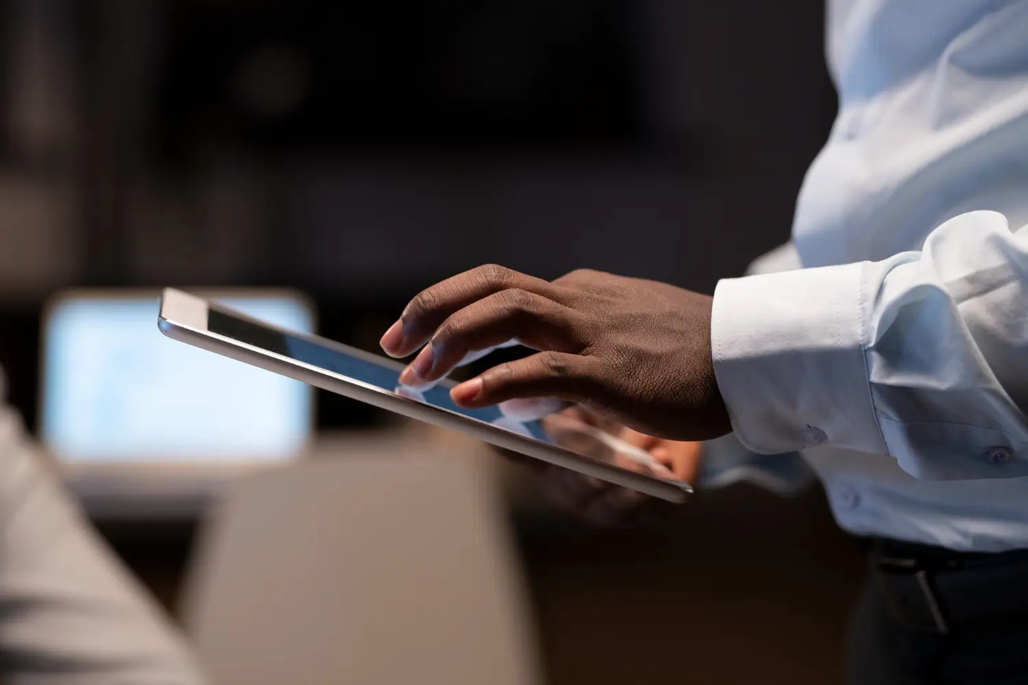 Homme tablette, tactile, bureau, travail