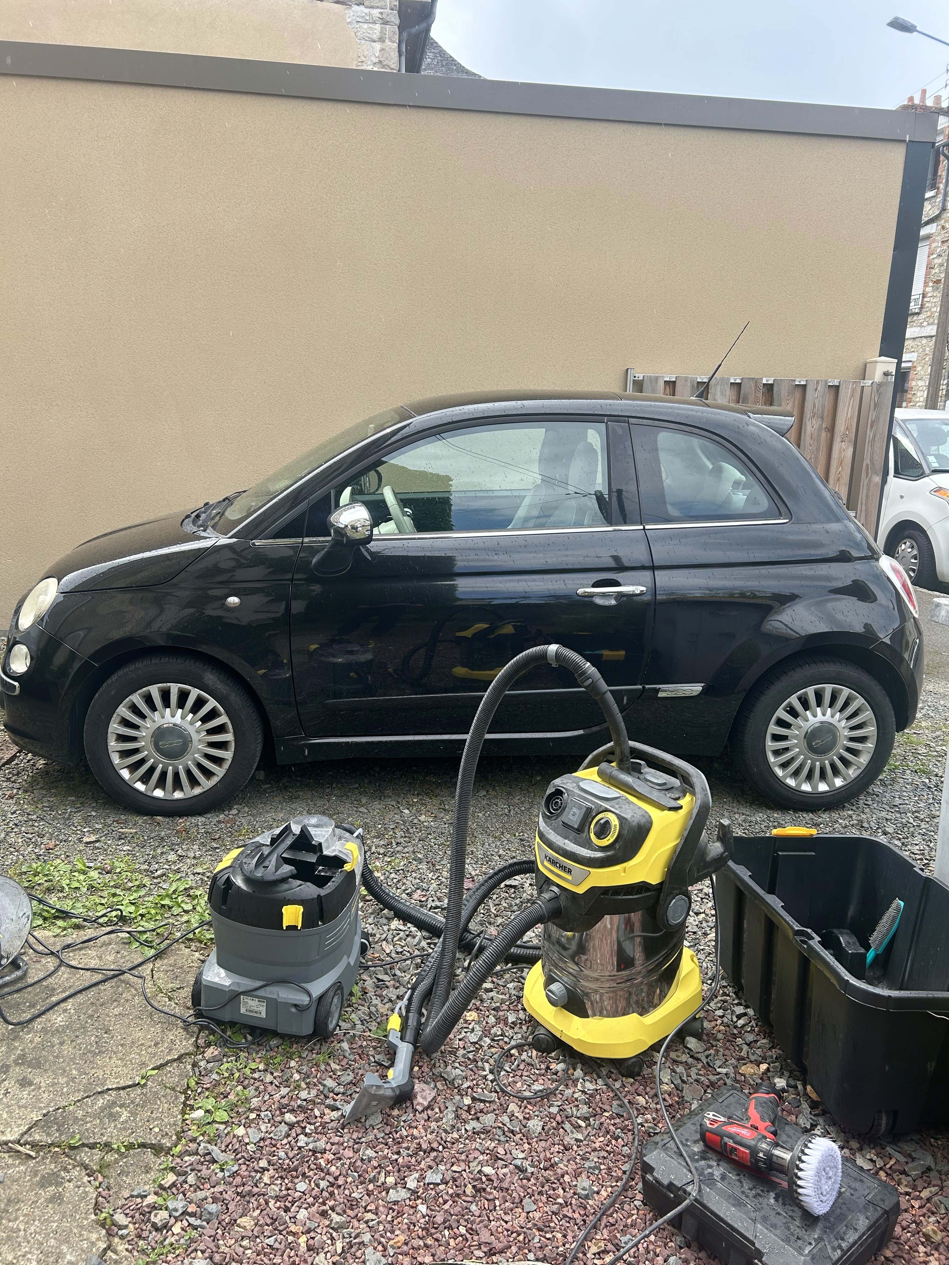 Matériel de nettoyage textile professionnel devant véhicule Propre et Net à Rennes – prêt pour intervention à domicile