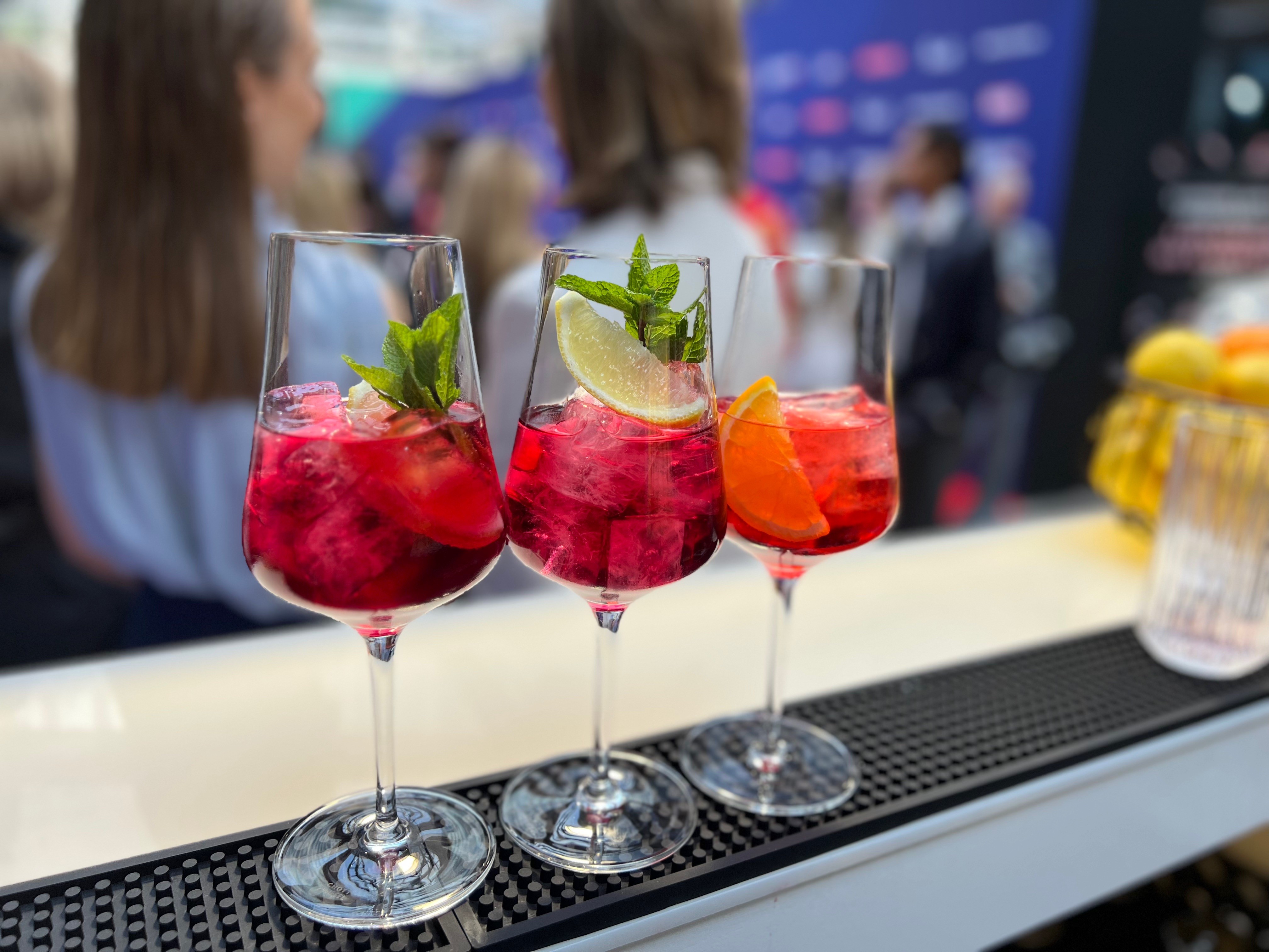 Drei farbige Cocktails bei einem Open-Air-Event