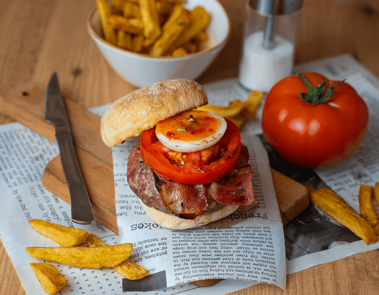 Imagen de hamburguesa con tomate, huevo, para el Hero de la web